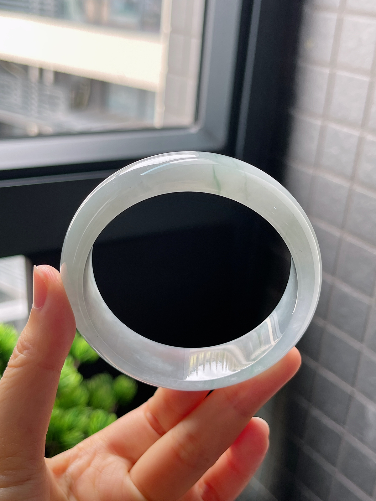 圈口58，宽版冰糯种淡绿色飘花翡翠正圈手镯