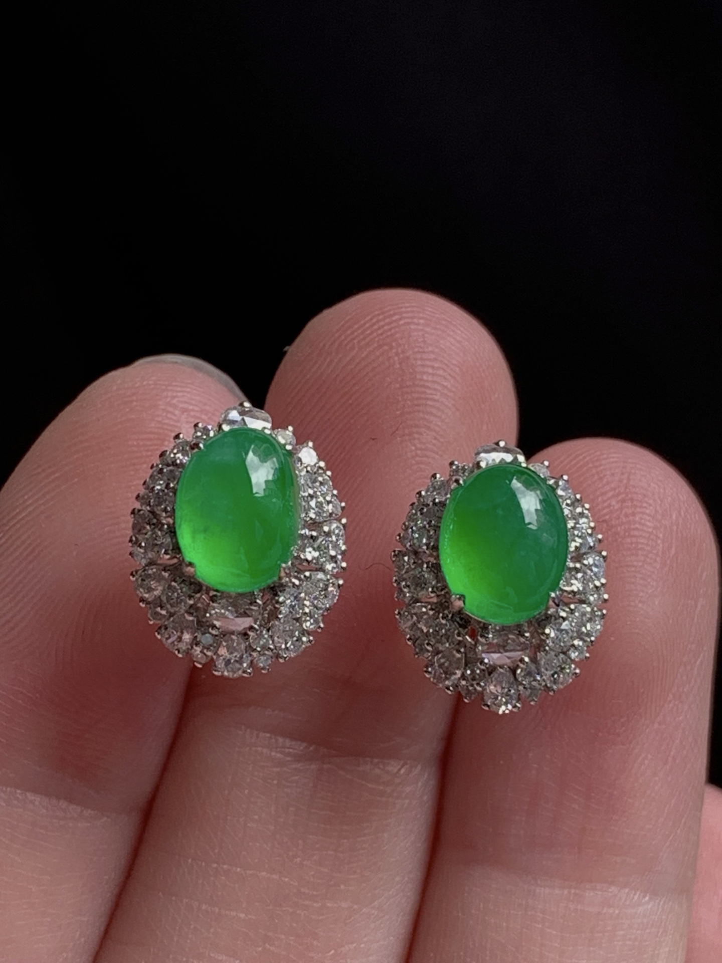 18k金镶嵌蛋面耳钉一对，种老细腻，色阳浓郁起胶，尺寸：成品：12.4*10*8.4，裸石：7.2*5.4*3,a63714