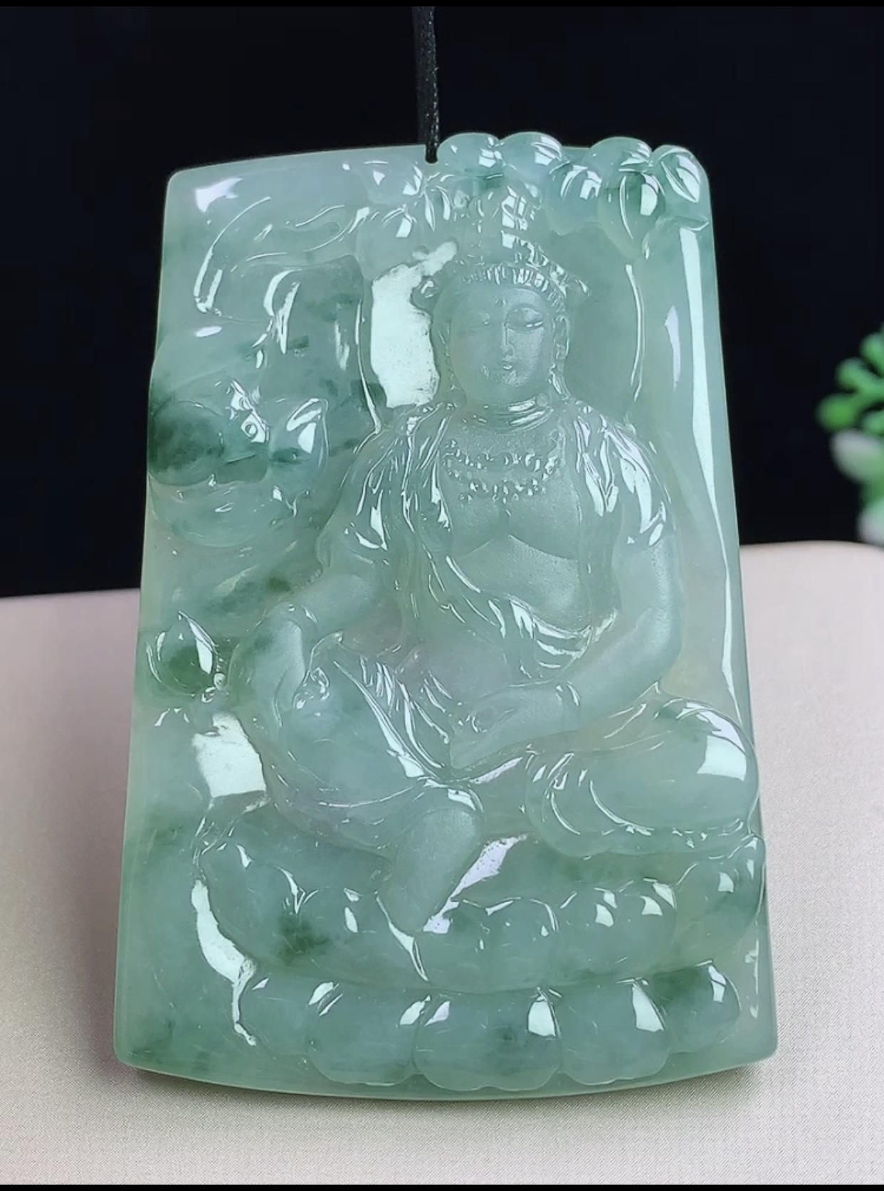 飘花自在观音，无裂，尺寸59.8-40-5.5mm，