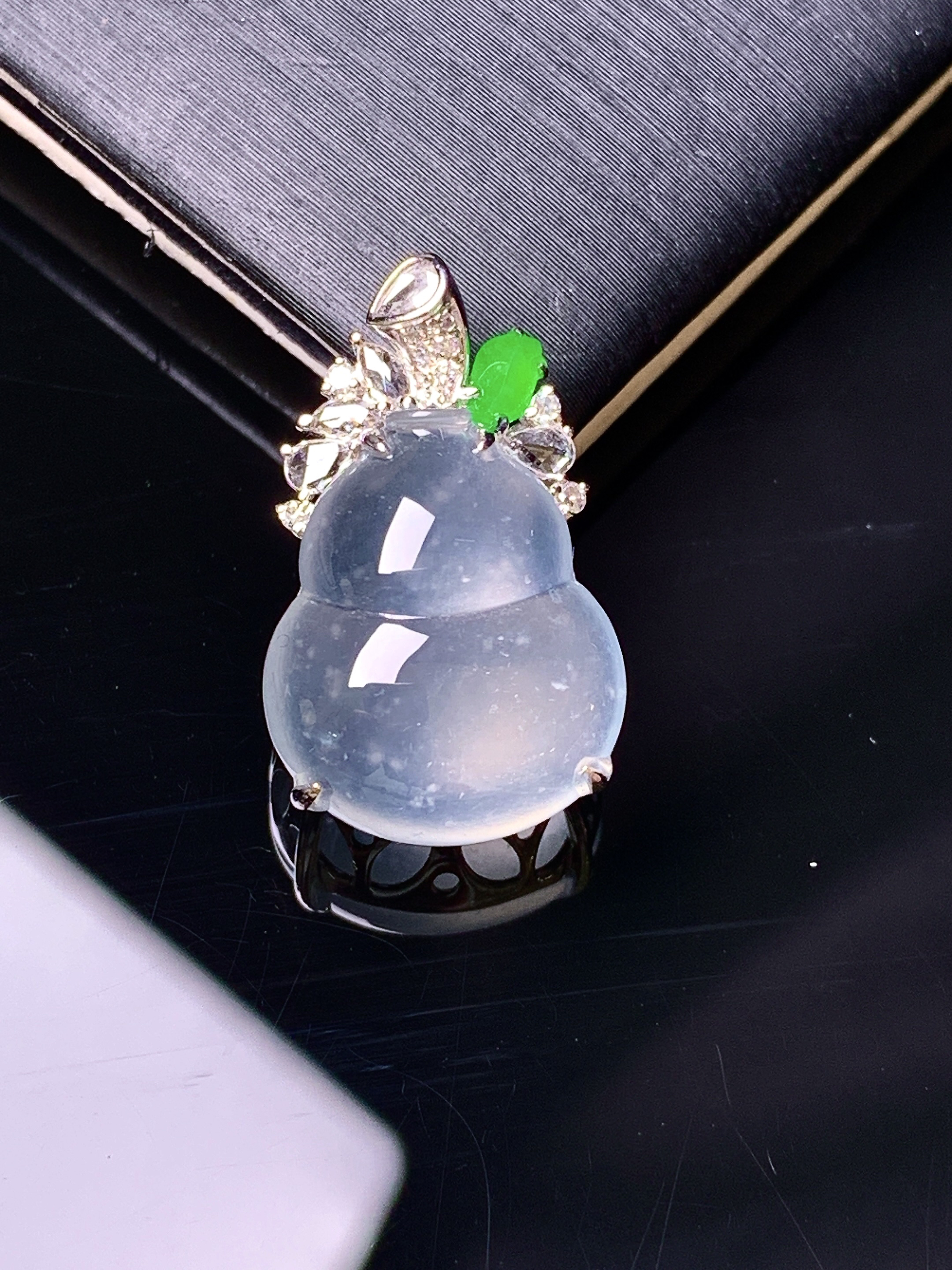 18k金钻镶嵌冰种葫芦吊坠 玉质细腻 色泽艳丽清新 整体尺寸20.6*12.5*7.2 g2