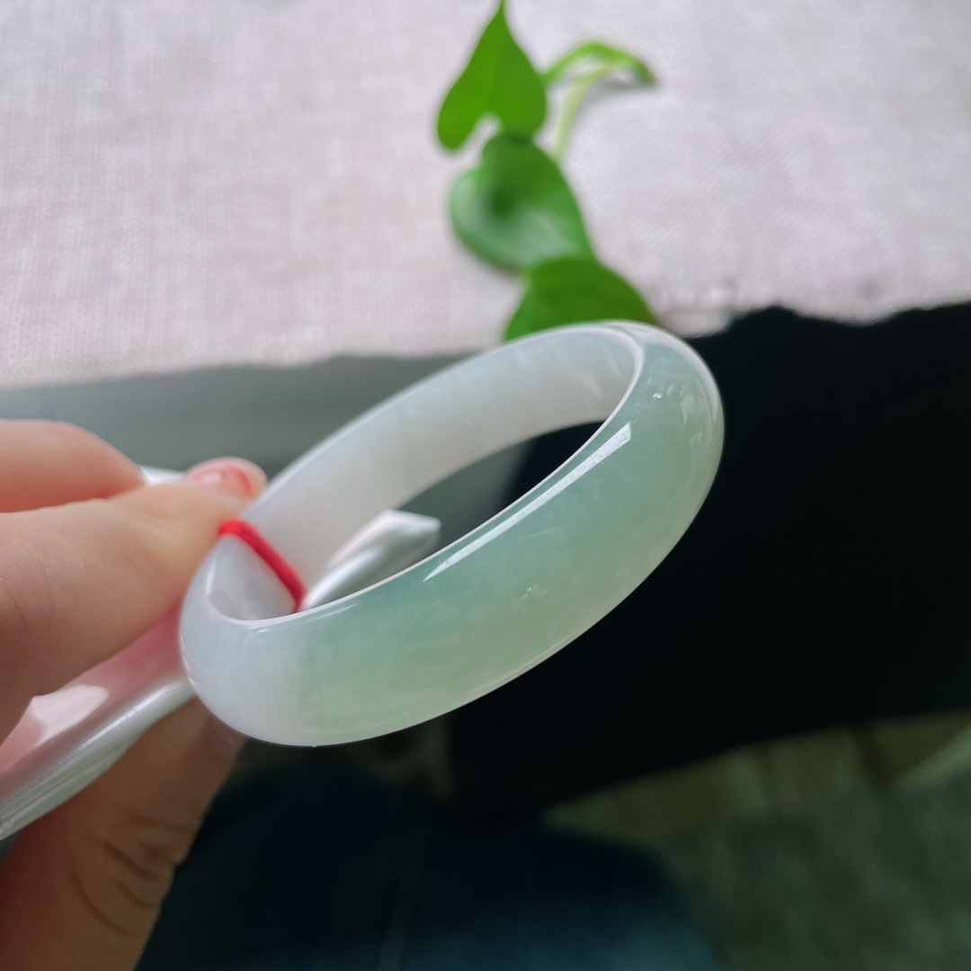 半山水贵妃，冰白为底，浅翠落于镯身，清透如水，玉光柔和内敛，百搭显气质，有棉线，ss54753a