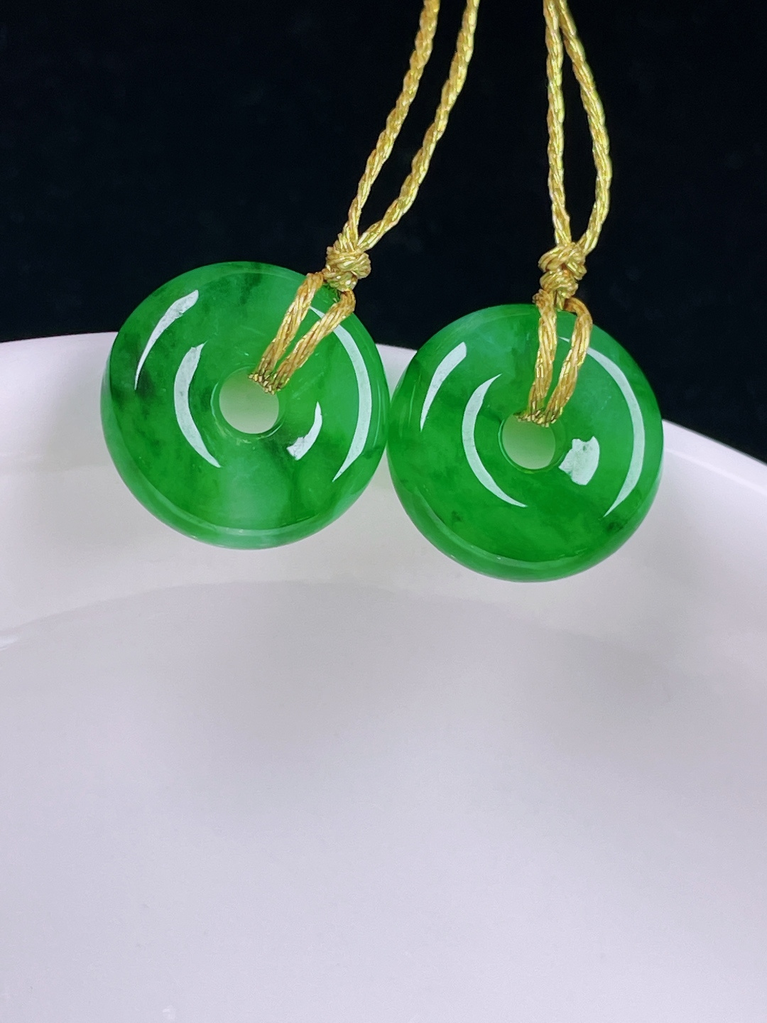 ️辣绿耳坠，老种起光，细底通透，尺寸：12.8/3.9mm0714