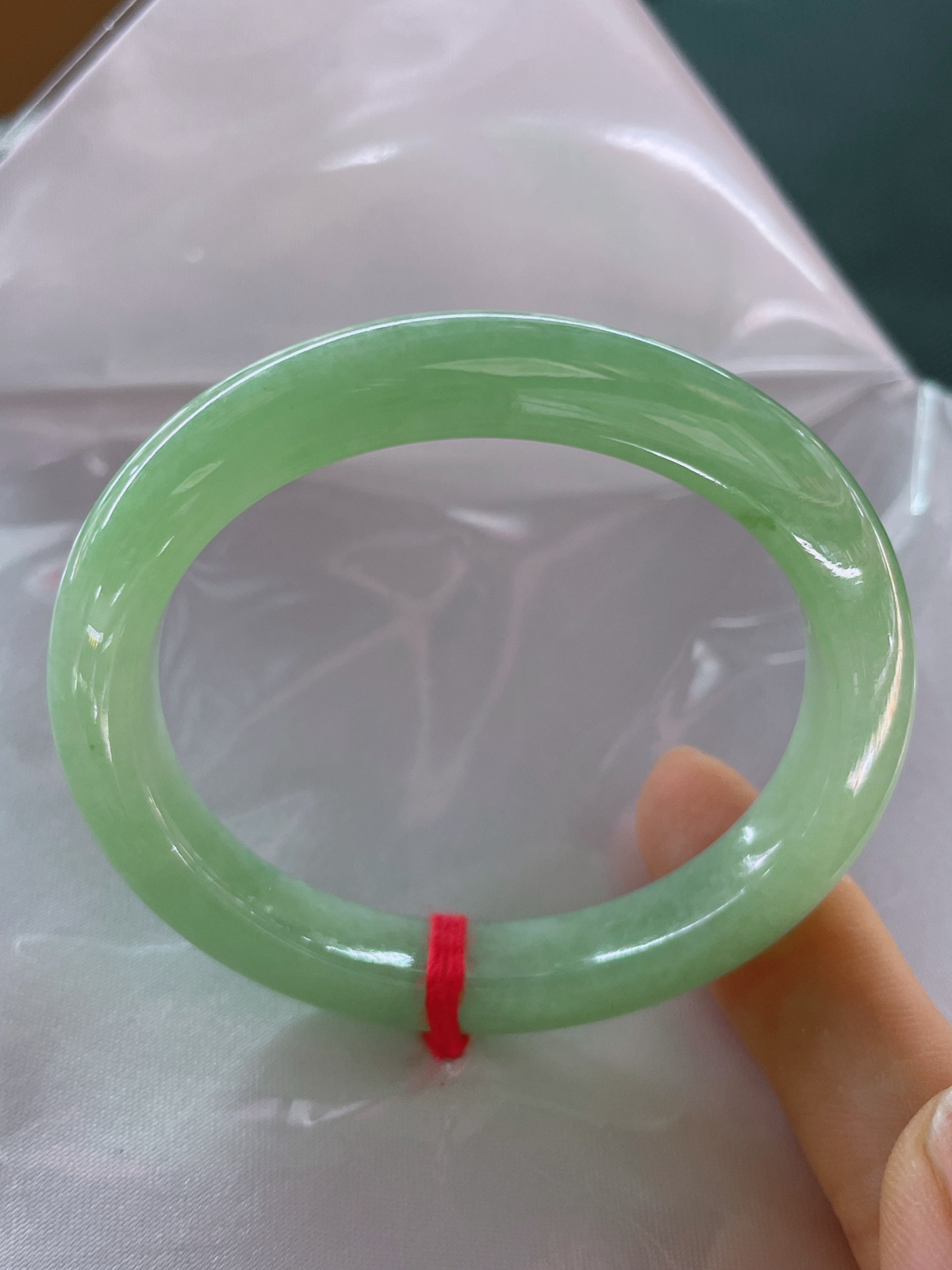 新货50/9/8.4贵妃，此镯匀润浅绿，质地细腻，清透玉光衬出温婉气韵，完美肉细