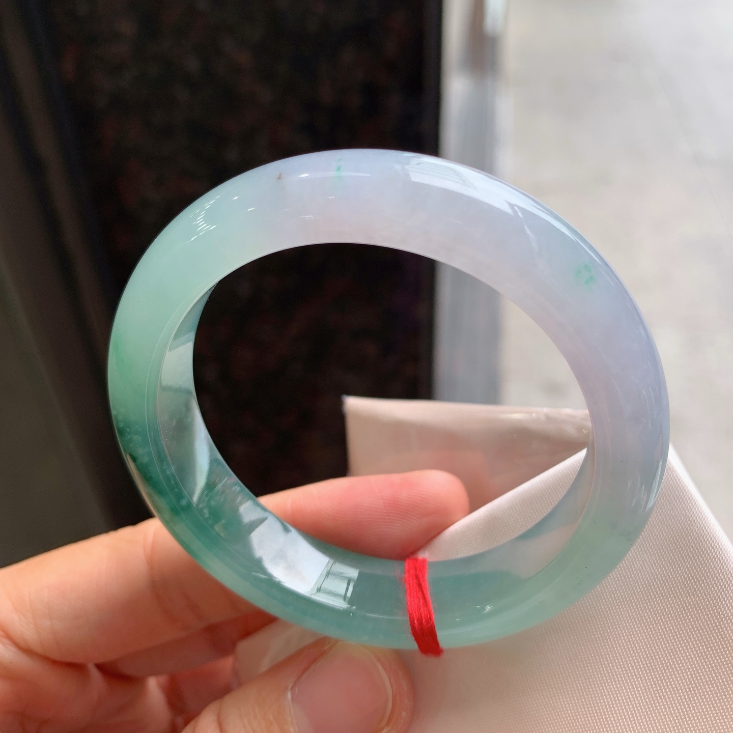 正圈冰飘花 表皮微瑕疵微扣 尺寸：53/12.5/8.2 冰润