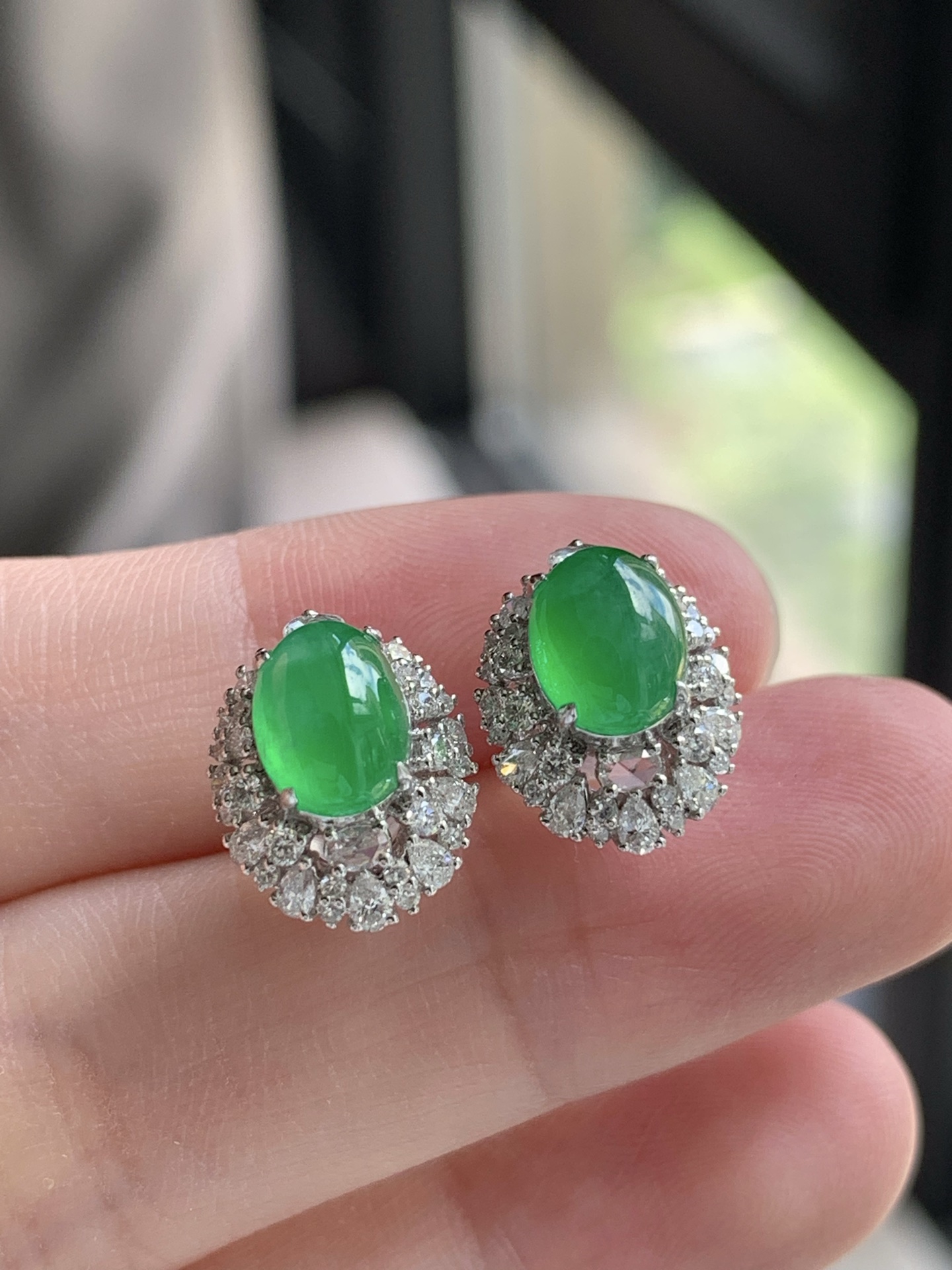18k金镶嵌蛋面耳钉一对，种老细腻，色阳浓郁起胶，尺寸：成品：12.4*10*8.4，裸石：7.2*5.4*3,a63714