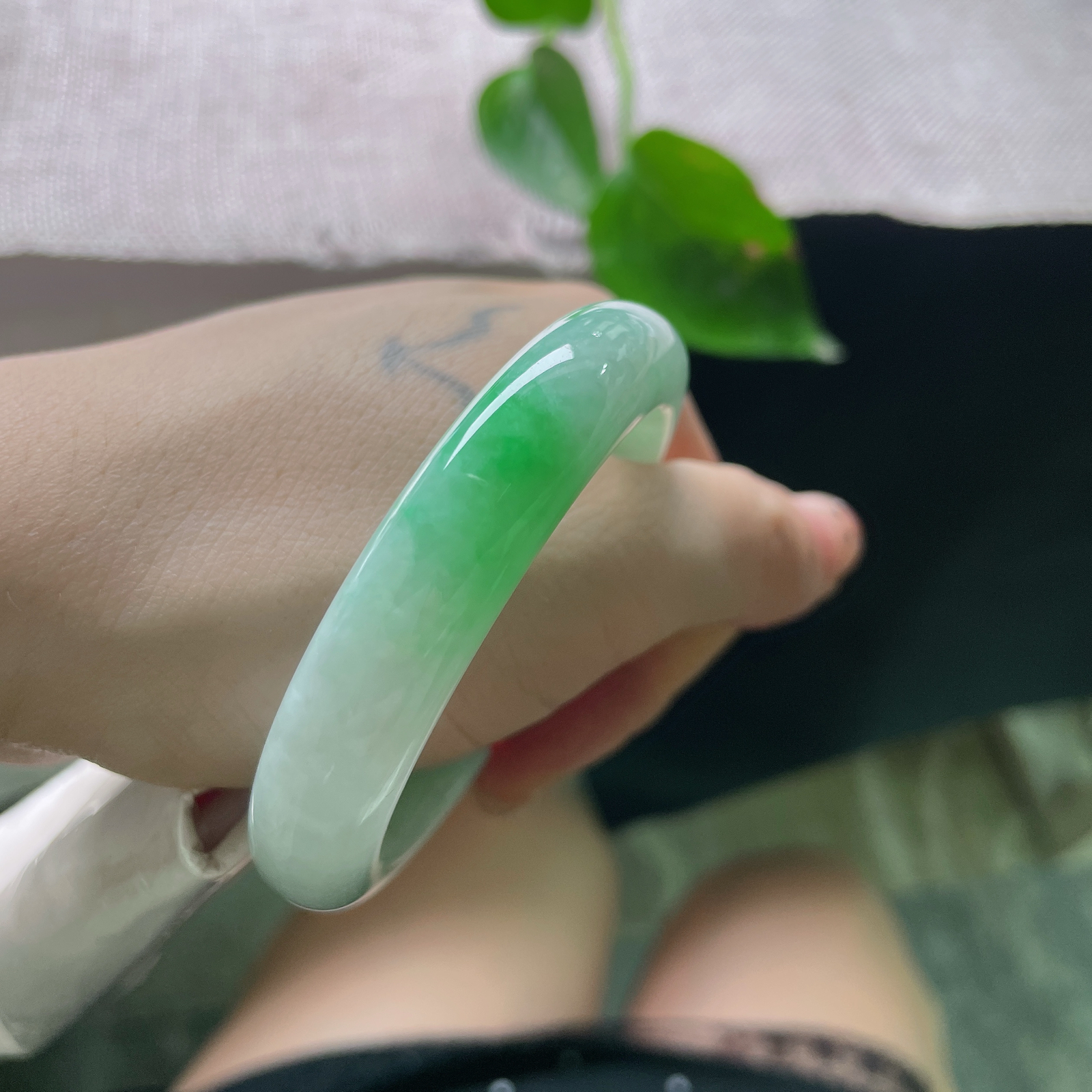 50.8/11.4/7.8，飘阳绿正圈，翠色鲜艳夺目，小手福利，上手贵气，皮纹，ss51279a