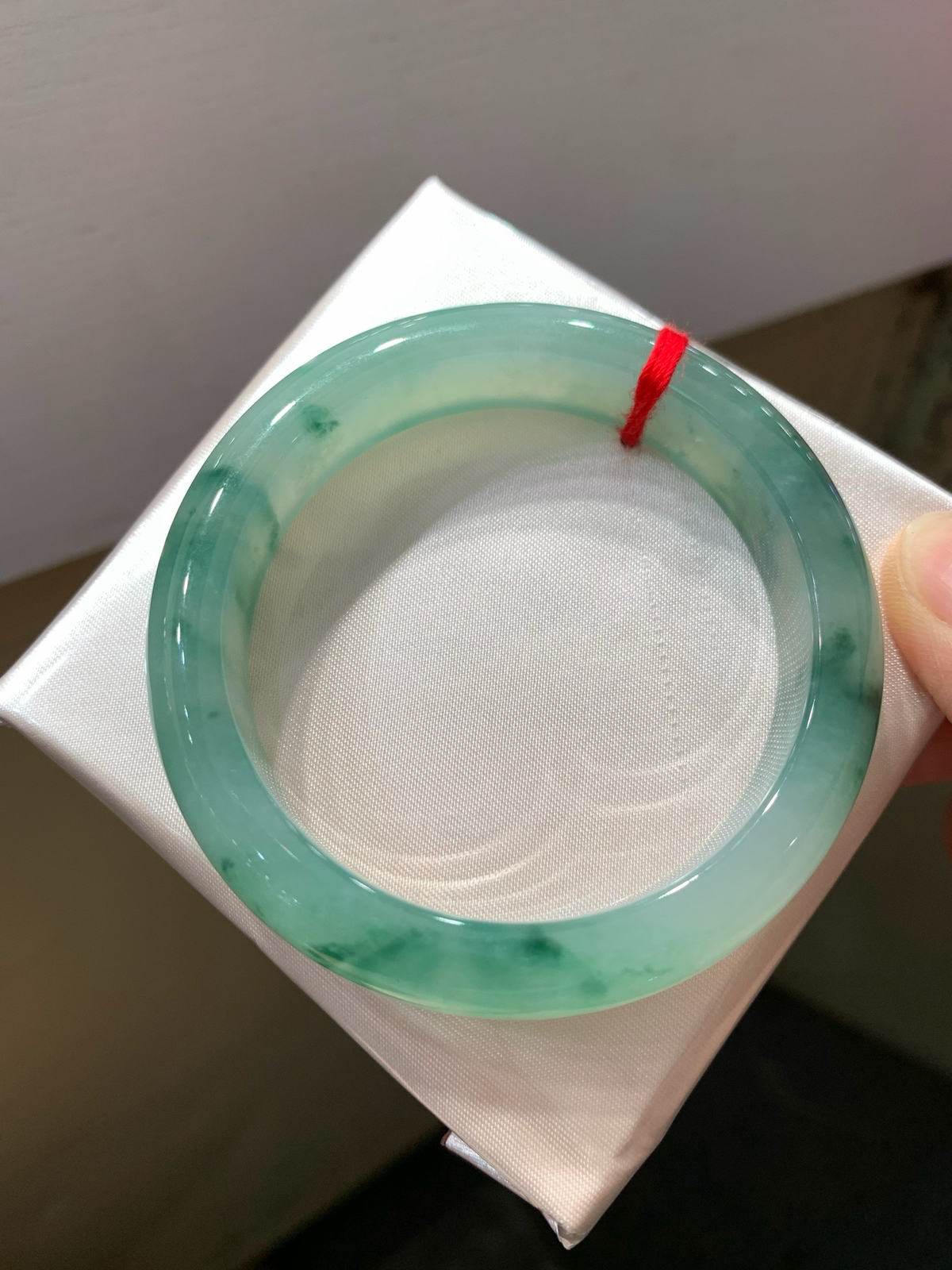 尺寸54.6/12.8/8.5，冰蓝花手镯
水润细腻