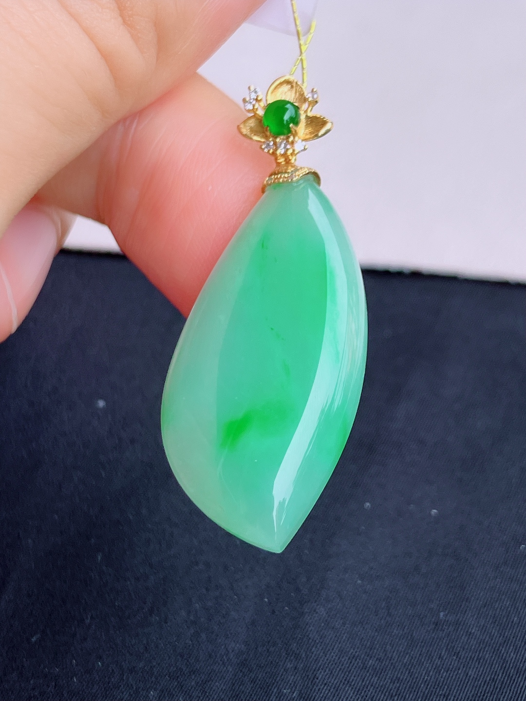 果绿随形吊坠，简约时尚，尺寸40.8/31.3/15.6/5/自然光实拍