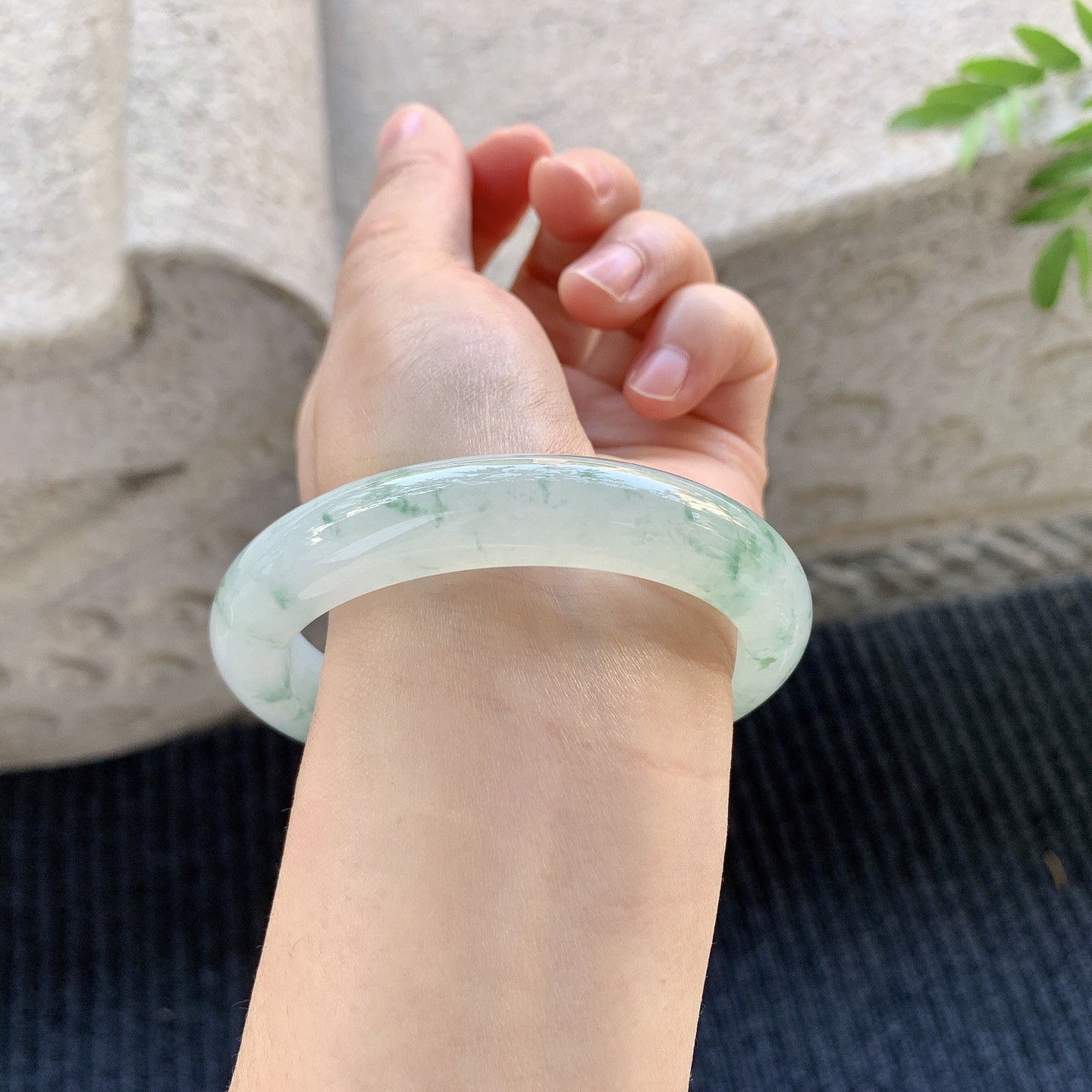 正圈58 59【圈口】59.5/12/9【编码】C5070133【描述】冰糯飘花，清透，水润，种老，细腻，无裂