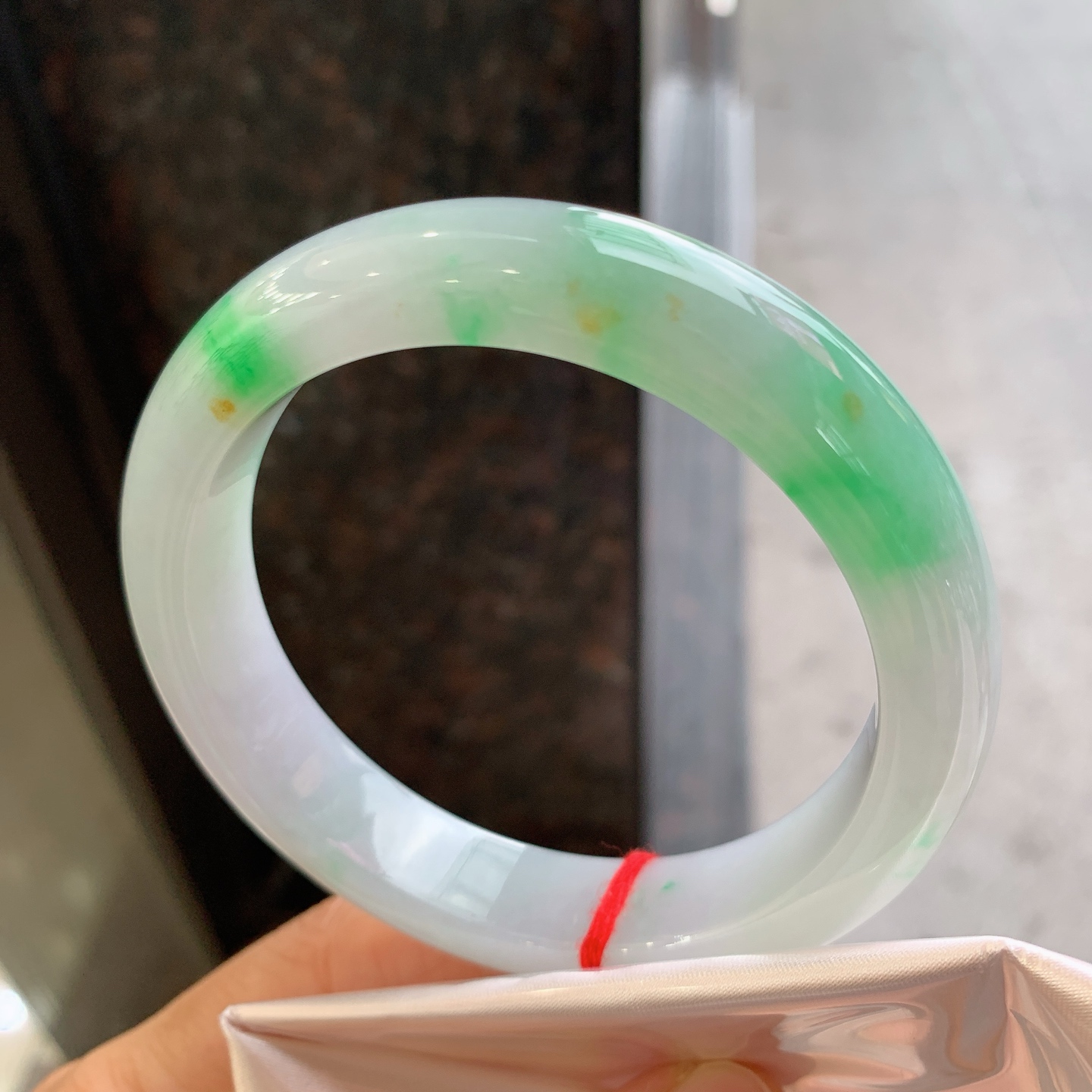 正圈飘绿 无裂 尺寸：60.6/13/9.2 大圈口