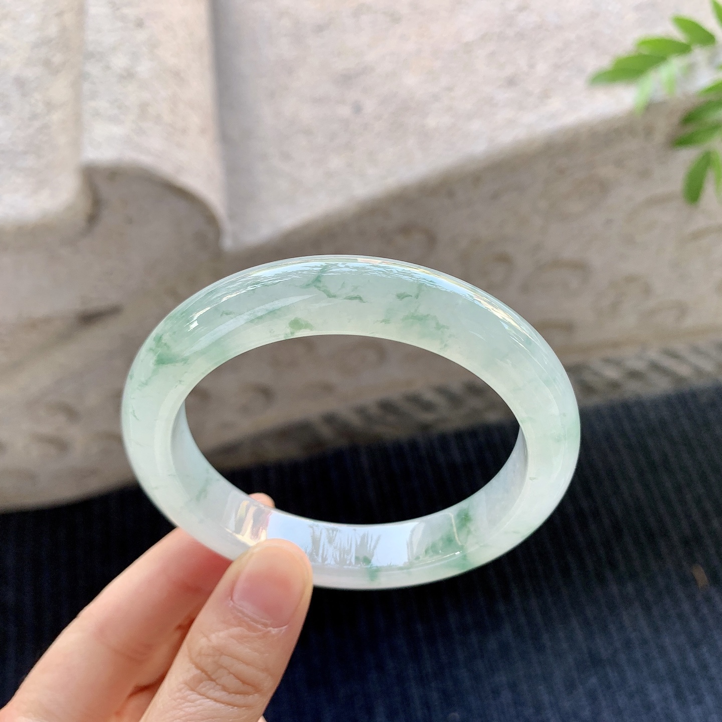 正圈58 59【圈口】59.5/12/9【编码】C5070133【描述】冰糯飘花，清透，水润，种老，细腻，无裂