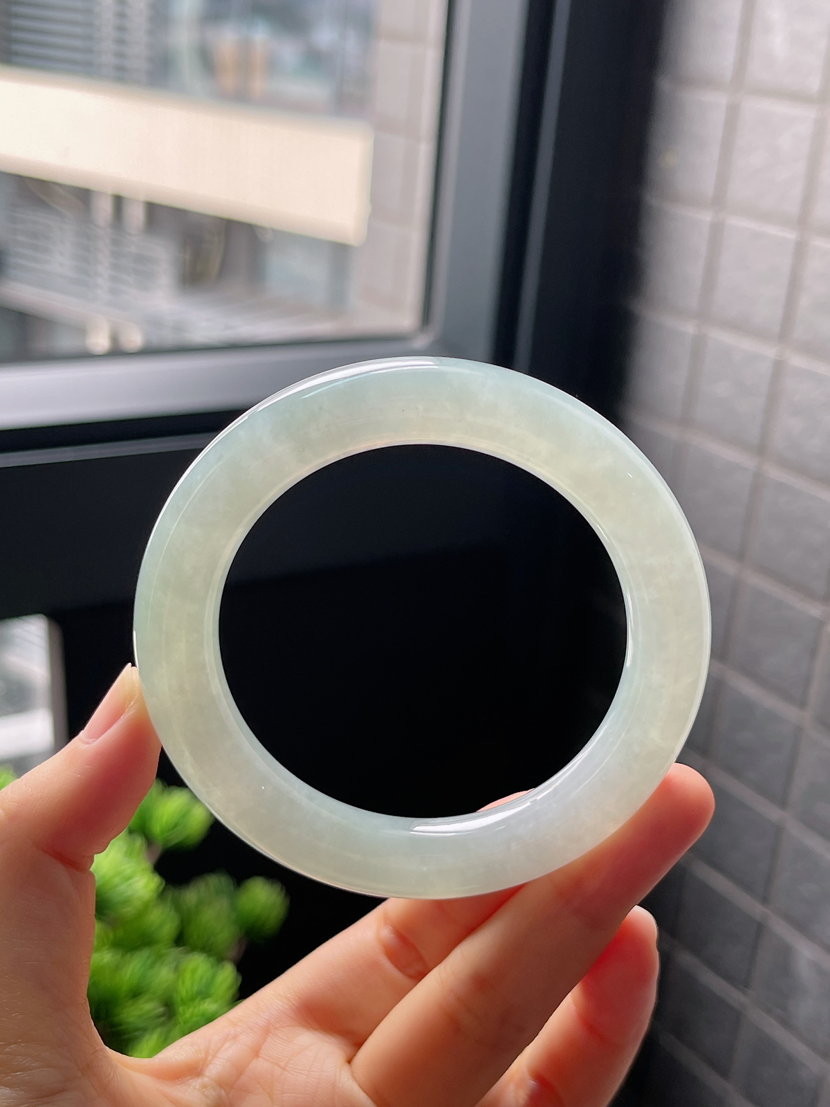 圈口54.6，冰糯种淡绿色翡翠圆条手镯