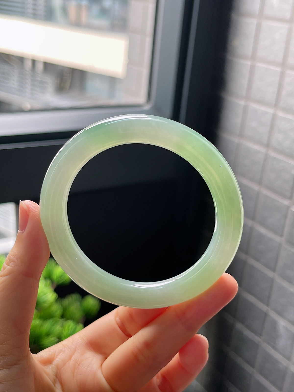 圈口54.5，冰糯种飘花浅绿色翡翠圆条手镯