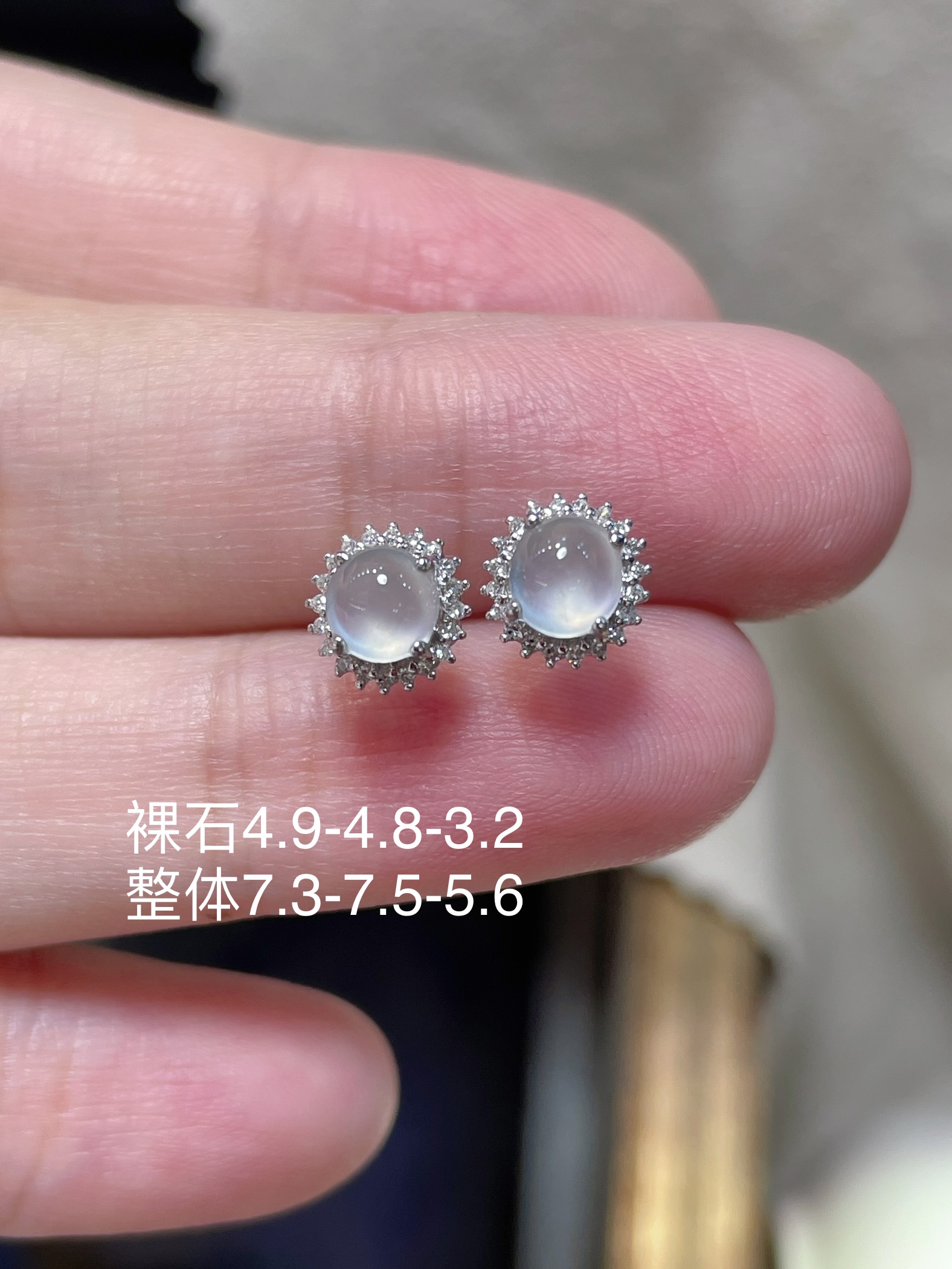 ️ 性比 高端货 精品翡翠冰种蛋面耳钉 料子饱满水润，种水 18k金镶嵌，款式时尚，4.9-4.8