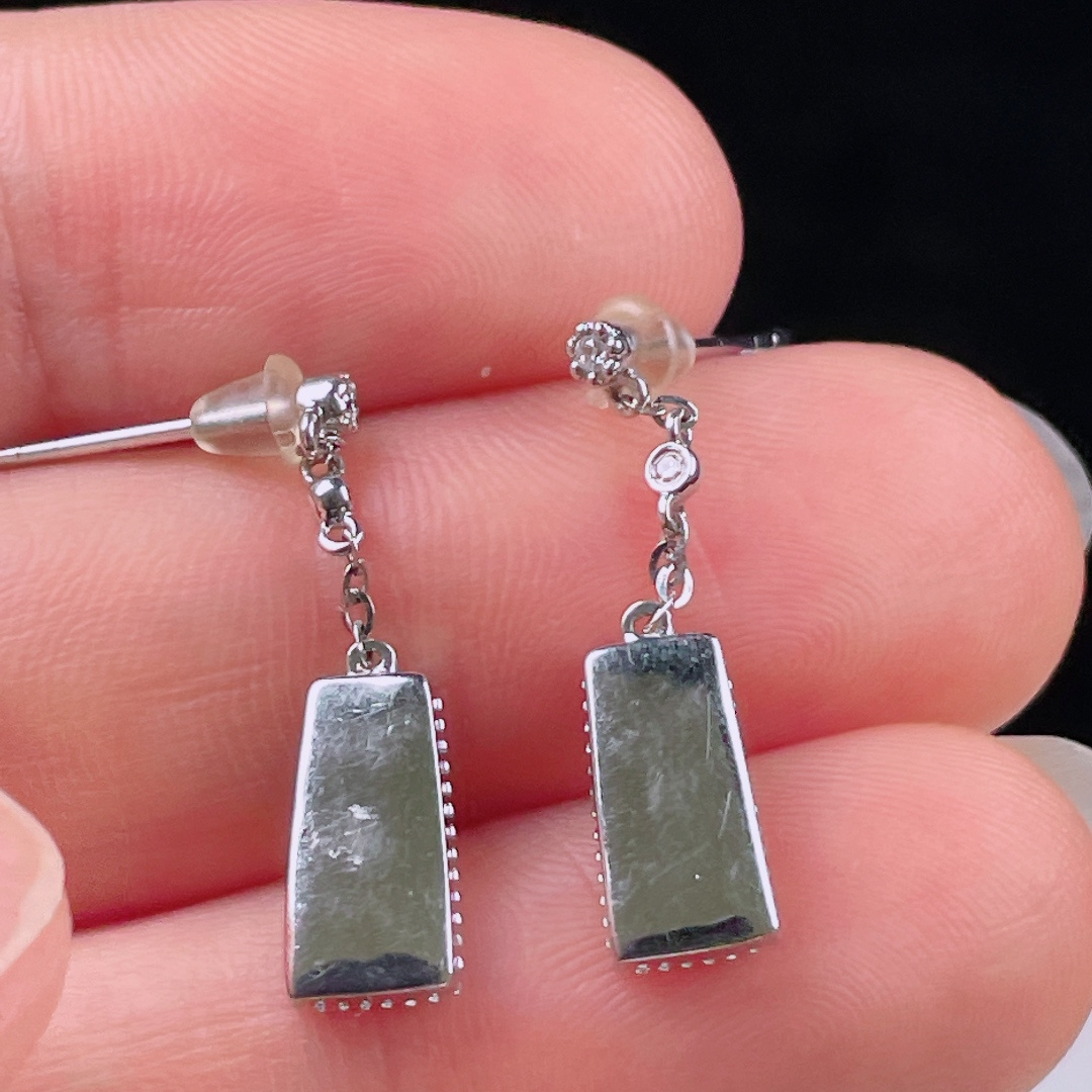 ️阳绿耳坠，老种起光，细底通透，尺寸：25.6/6.3/3mm0714