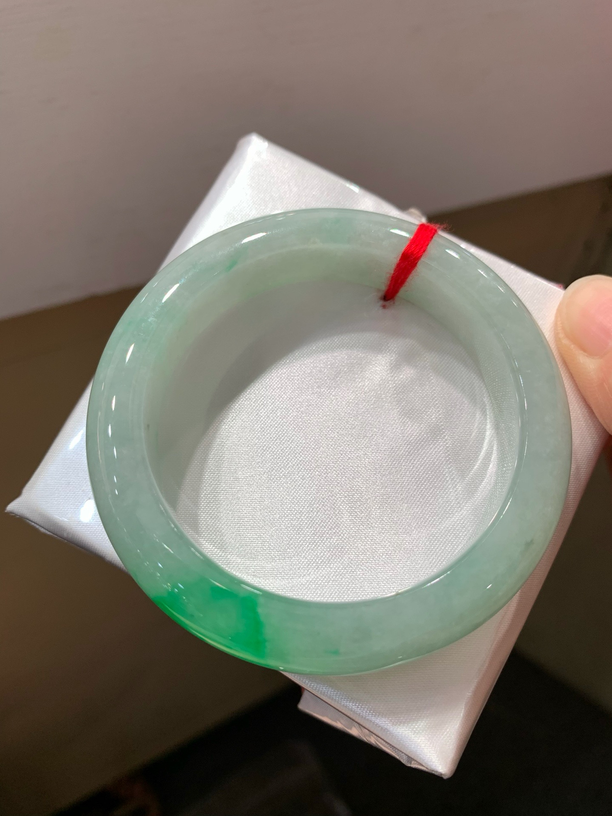 尺寸52.4/12.7/9.1，带色手镯
水润细腻 有种有色