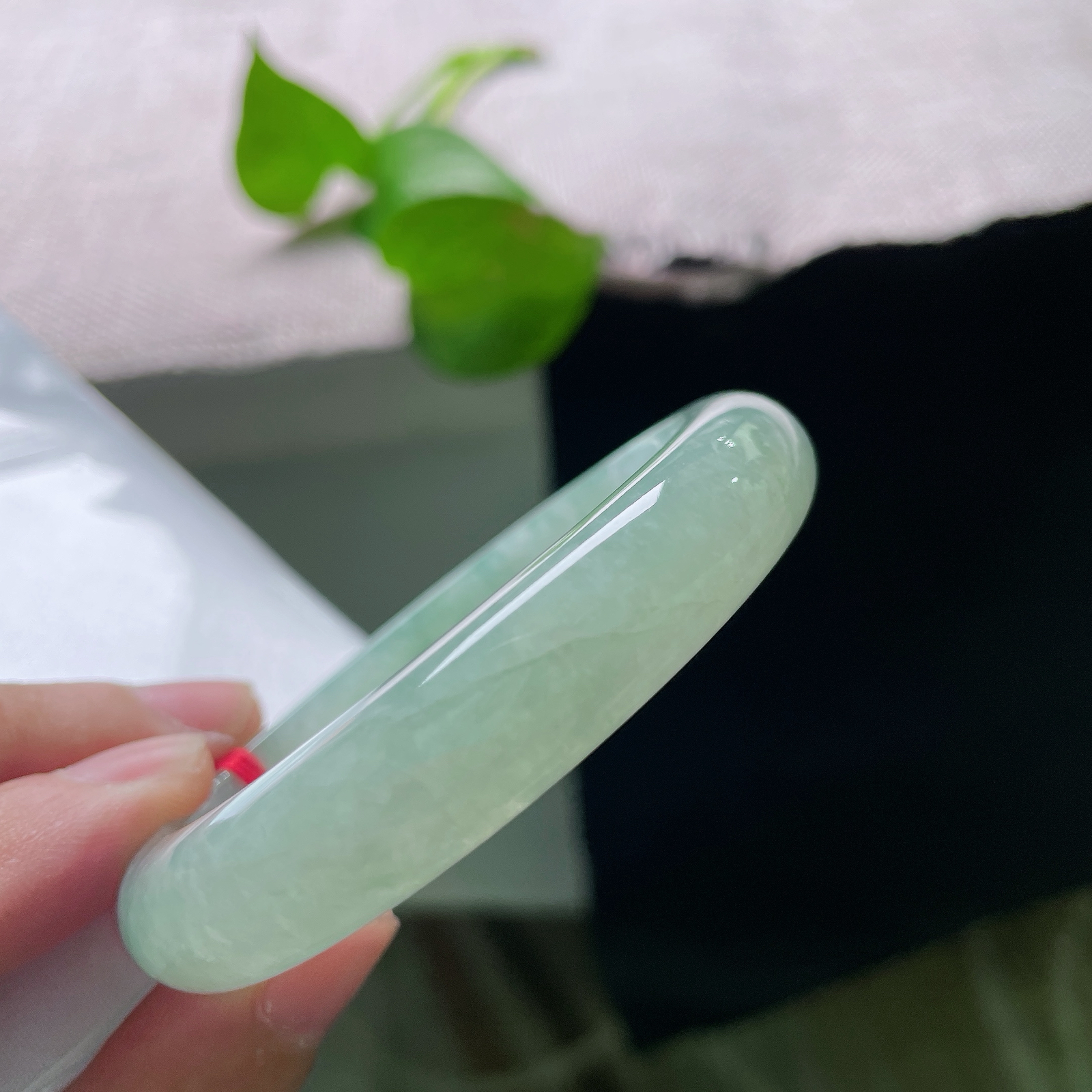53.8（46）/11./7.6，飘花贵妃，皮纹，冰润油飘花，湖水清绿融于玉底，流云般翠色缓缓流淌，腕间藏一汪山间清泉。ss55861a。