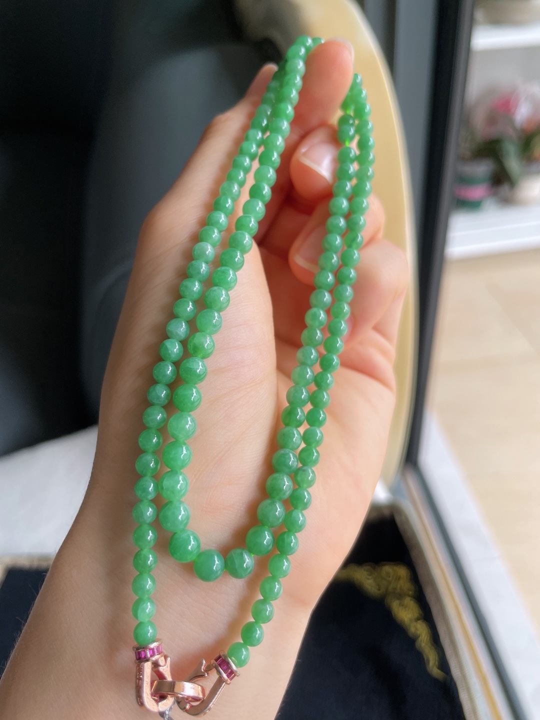 天然翡翠A货，冰满绿珠链，尺寸：5-4.2mm123颗。【编2239】