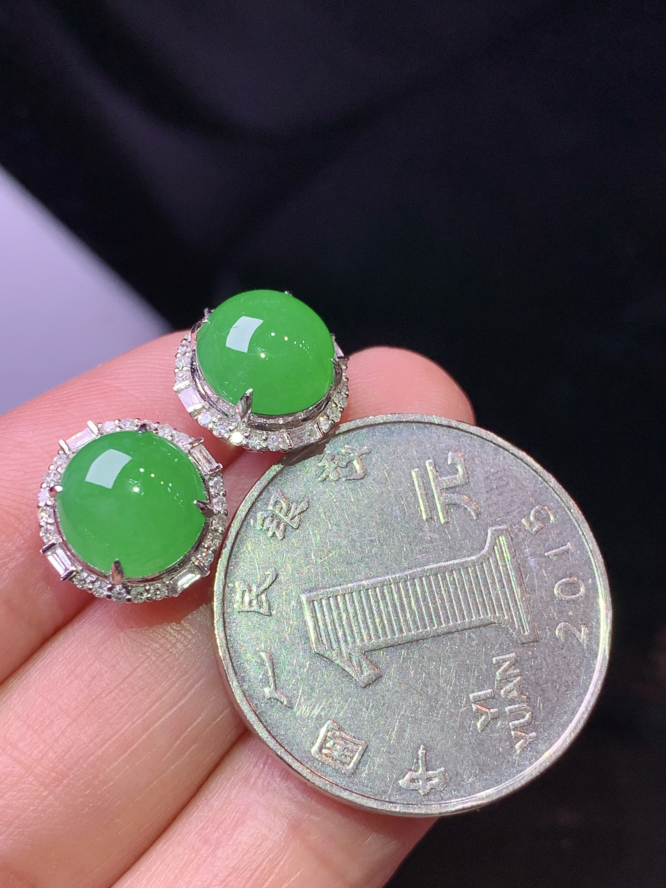 18k金钻镶嵌冰阳绿蛋面耳钉 玉质细腻 色泽艳丽清新 整体尺寸11.8*11*7.2 f1