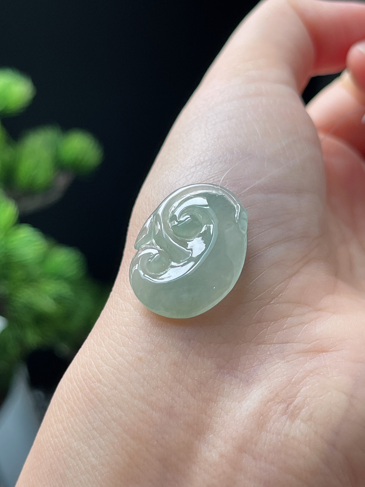 翡翠冰糯种淡绿色如意