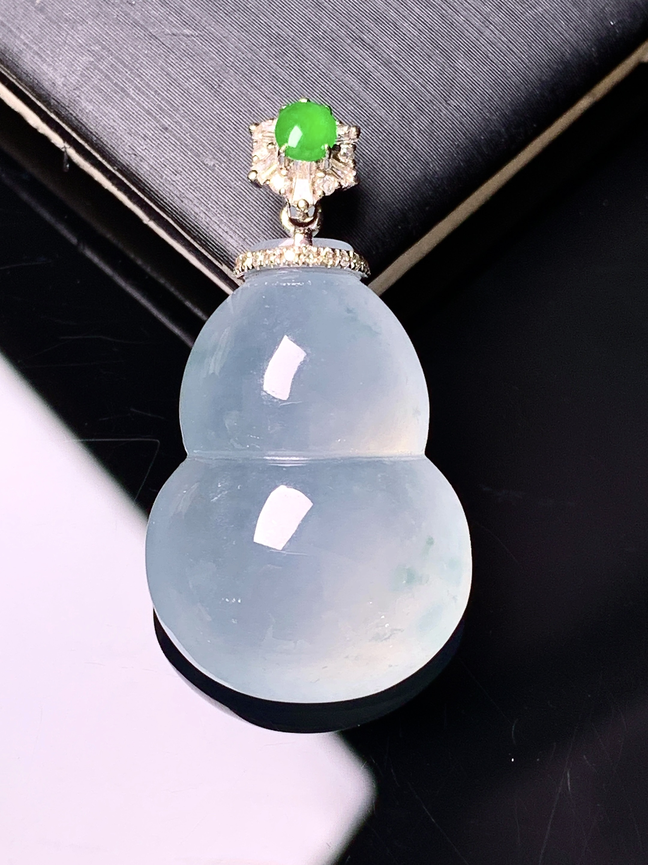 18k金钻镶嵌冰种葫芦吊坠 玉质细腻 色泽艳丽清新 整体尺寸30.8*16.2*8.6 a4