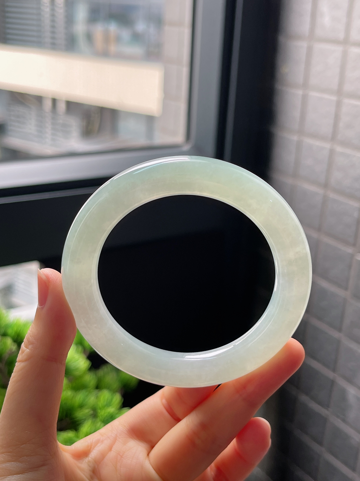 圈口54.6，冰糯种淡绿色翡翠圆条手镯