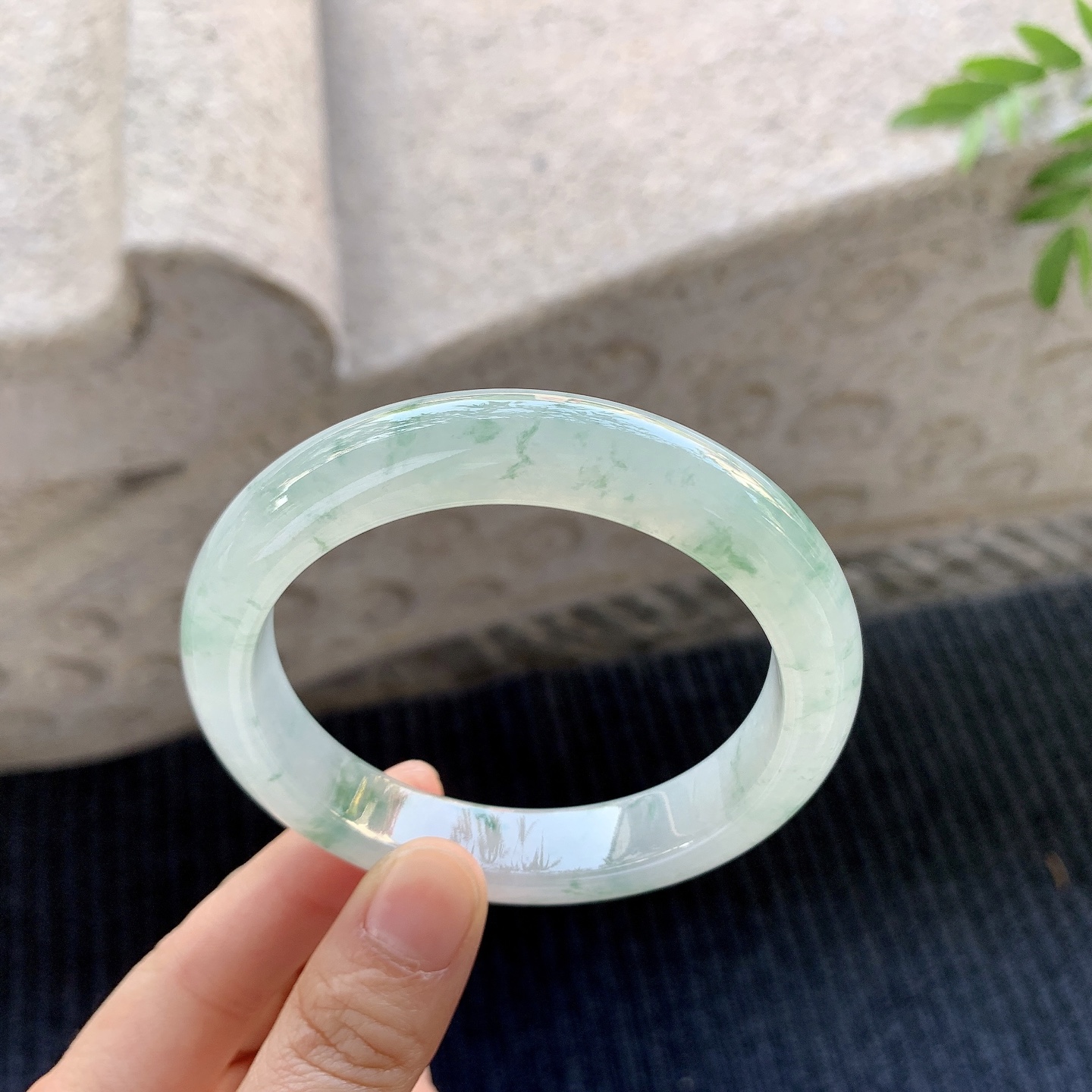 正圈58 59【圈口】59.5/12/9【编码】C5070133【描述】冰糯飘花，清透，水润，种老，细腻，无裂