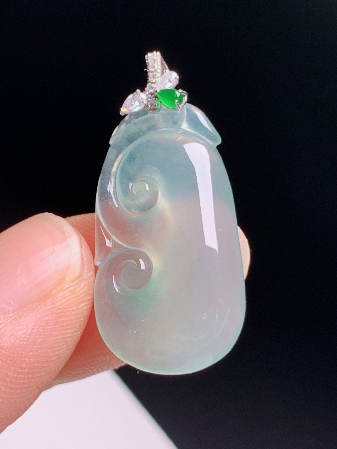 如意吊坠，种水通透莹润饱满，简约百搭