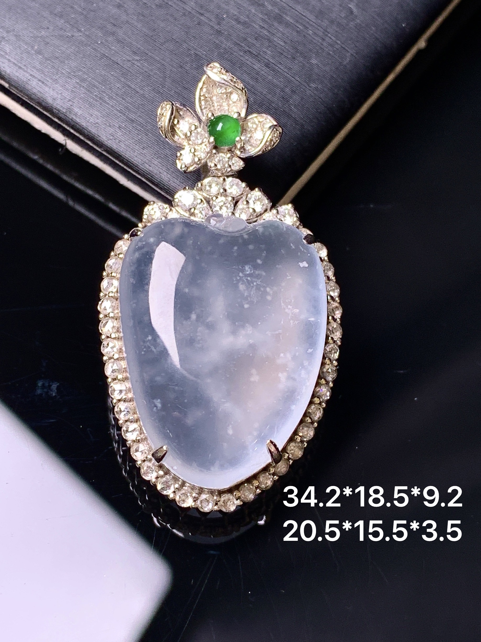 18k金钻镶嵌冰种福瓜吊坠 玉质细腻 色泽艳丽清新 整体尺寸34.2*18.5*9.2 y9