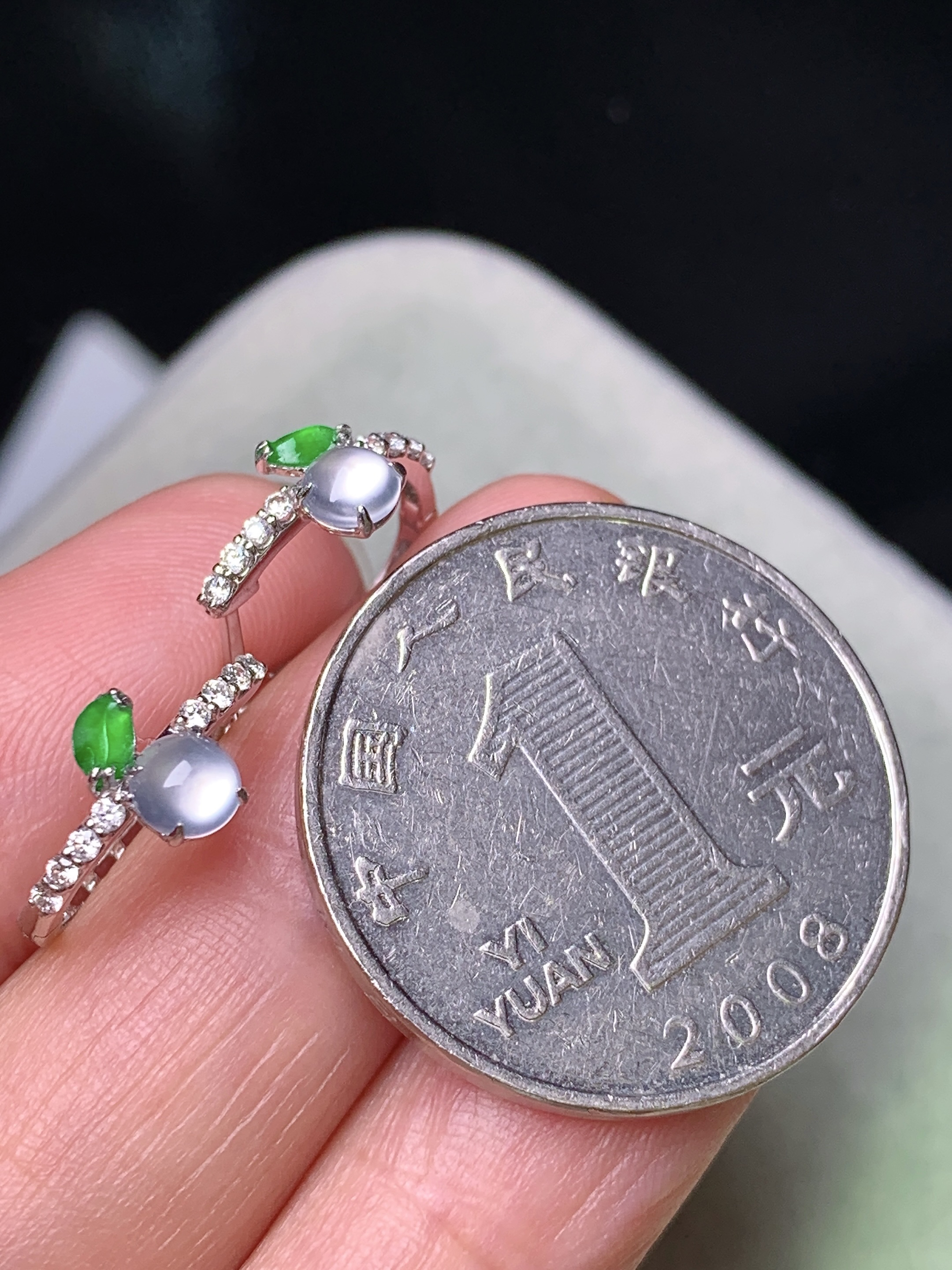 18k金钻镶嵌冰种蛋面耳钉 玉质细腻 色泽艳丽清新 裸石尺寸4*2 m7