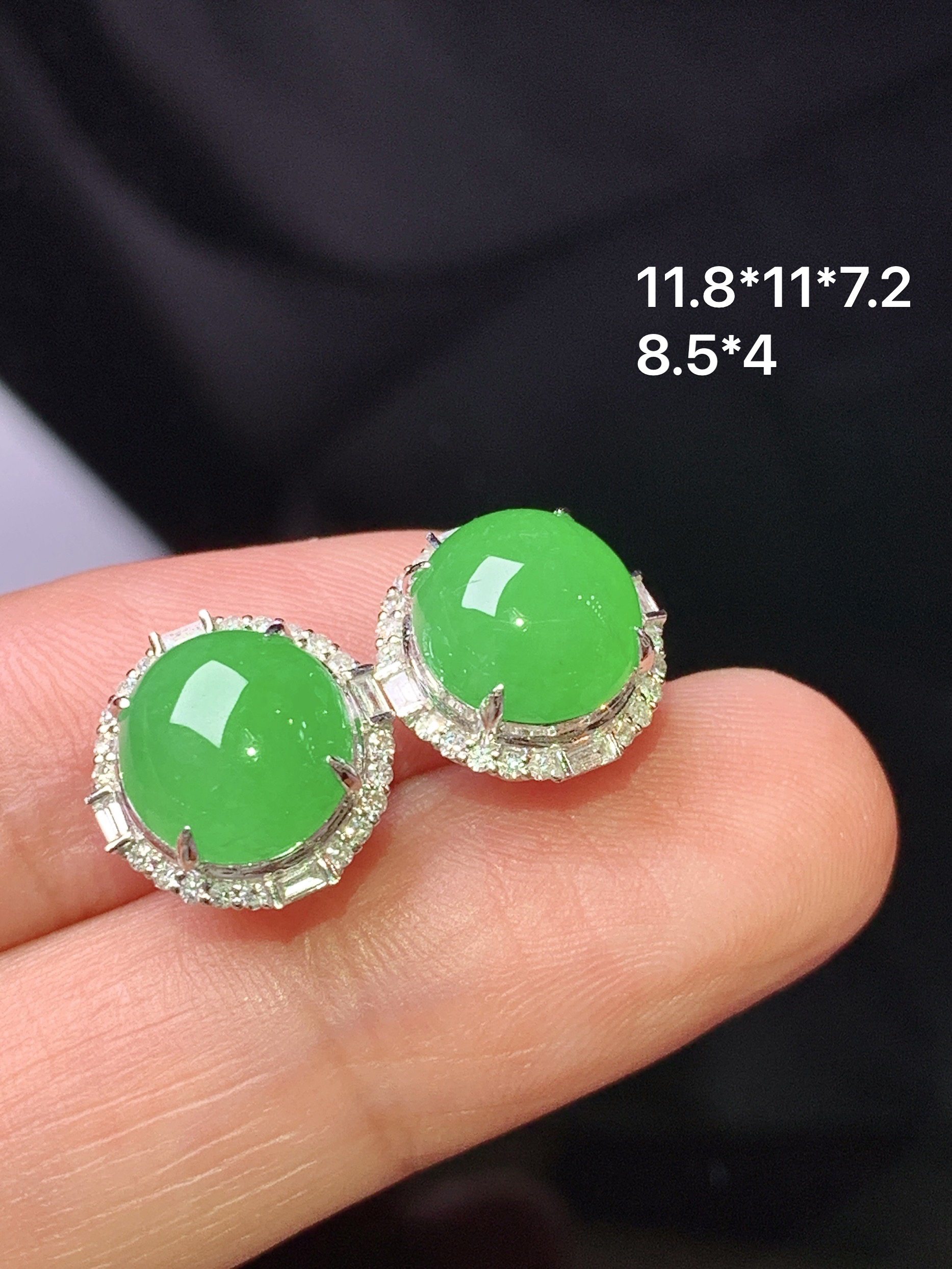 18k金钻镶嵌冰阳绿蛋面耳钉 玉质细腻 色泽艳丽清新 整体尺寸11.8*11*7.2 f1