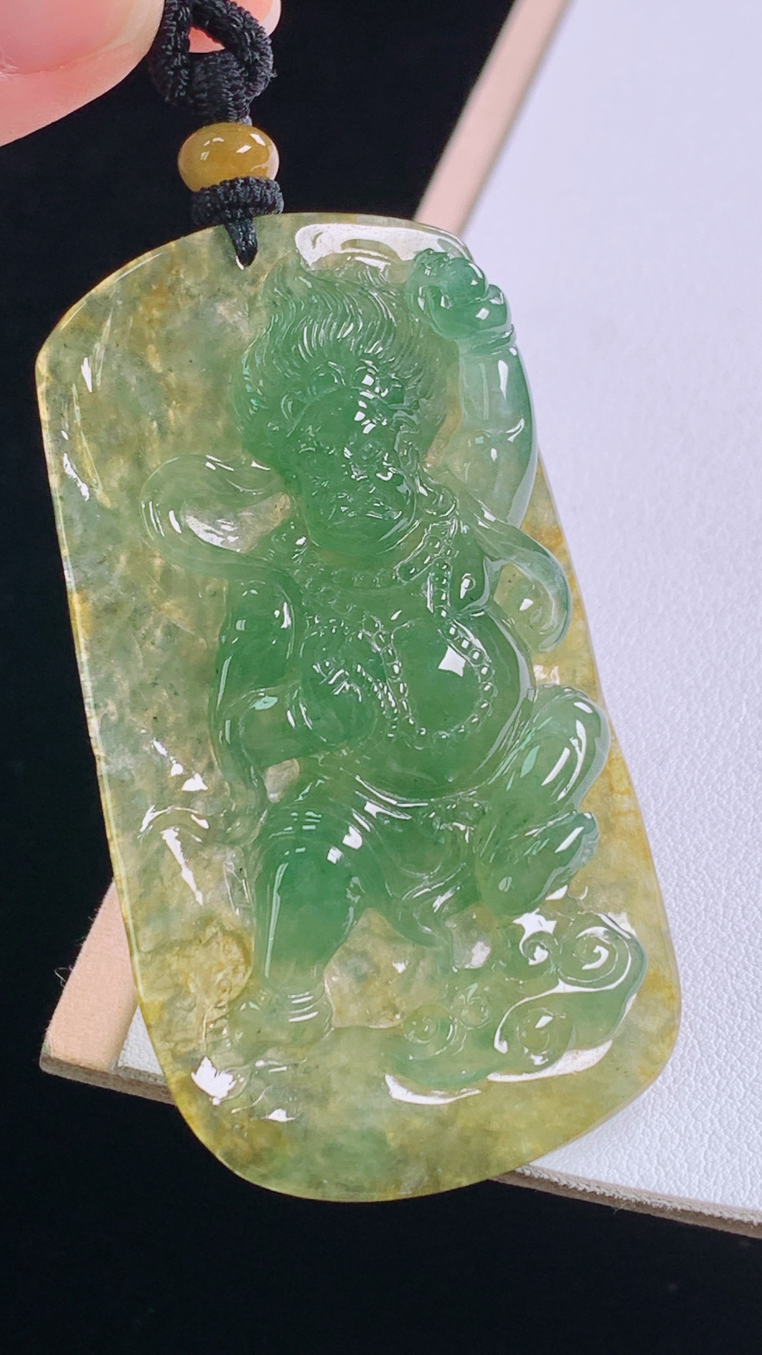 冰黄绿观音色彩丰富，种老起胶，无裂，尺寸:64.8-37.2-10.0mm 12