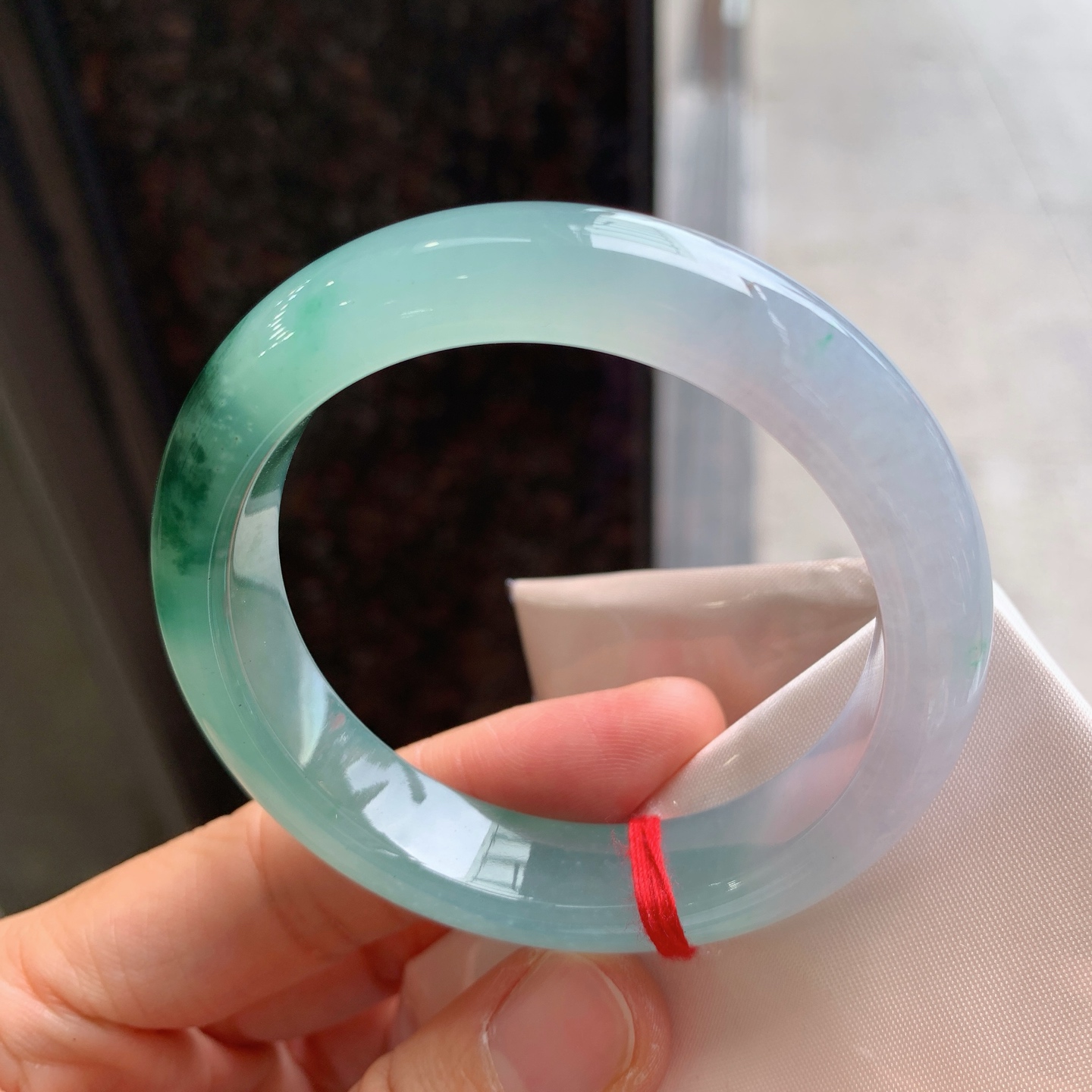 正圈冰飘花 表皮微瑕疵微扣 尺寸：53/12.5/8.2 冰润