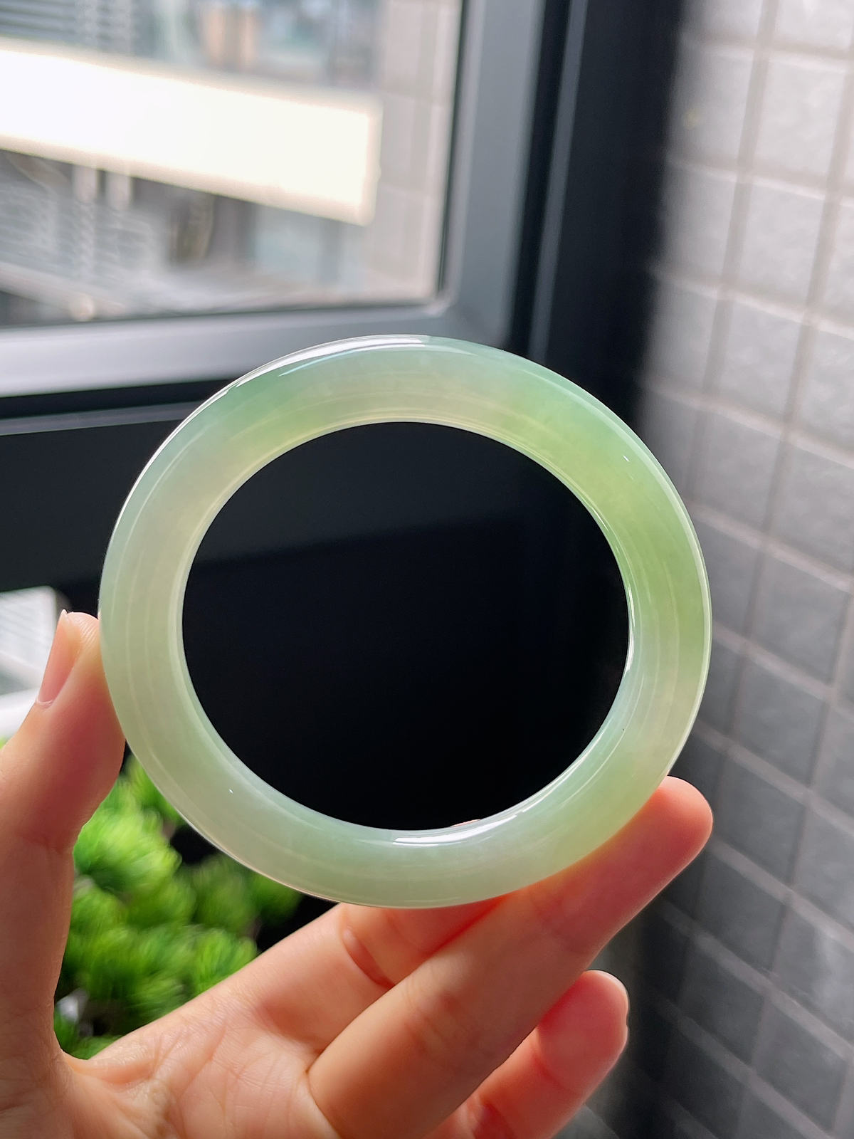 圈口54.5，冰糯种飘花浅绿色翡翠圆条手镯