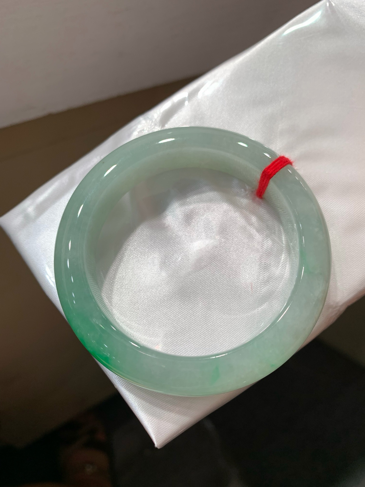 尺寸52.4/12.7/9.1，带色手镯
水润细腻 有种有色