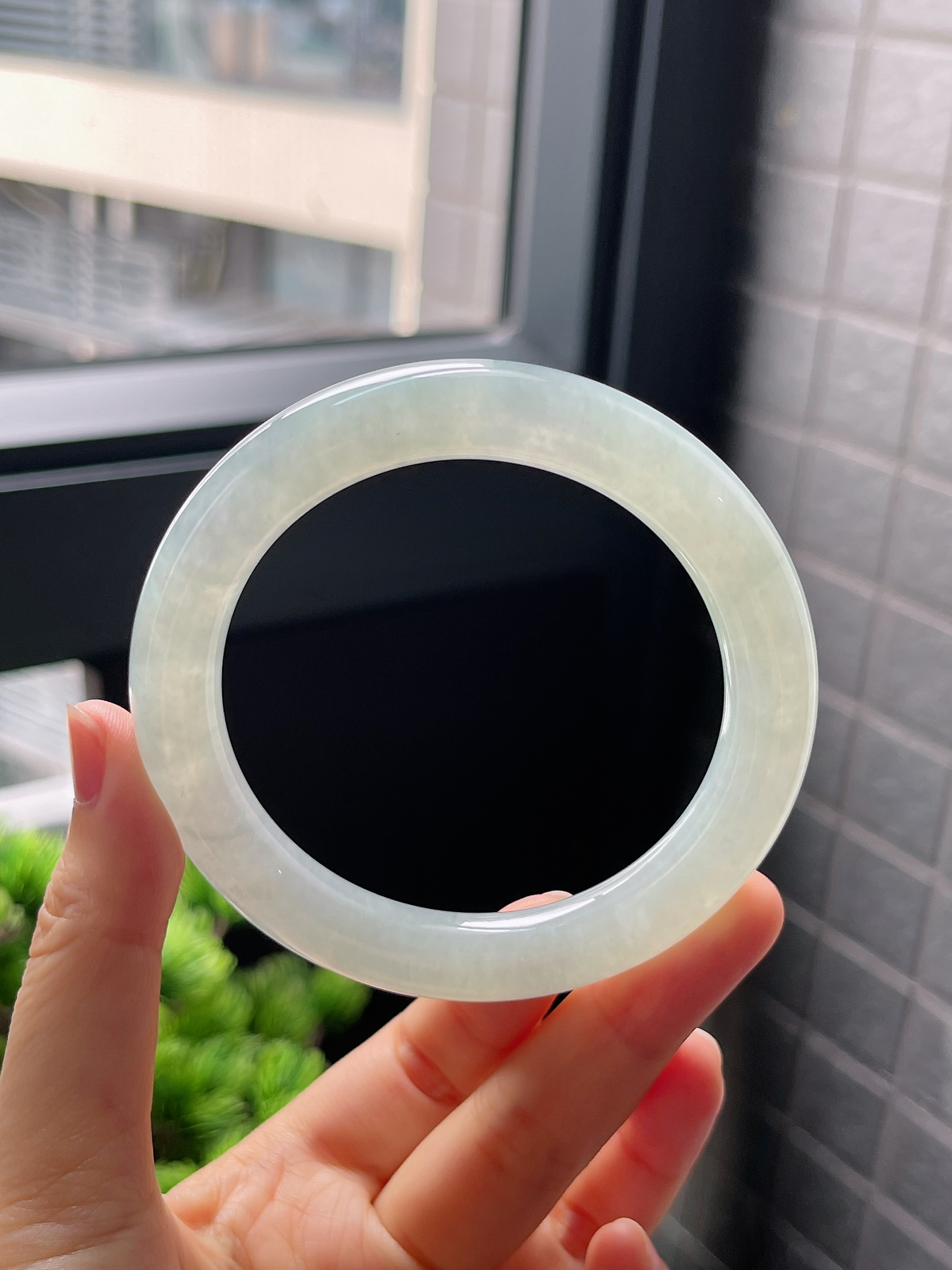 圈口56.8，冰糯种淡绿色翡翠圆条手镯