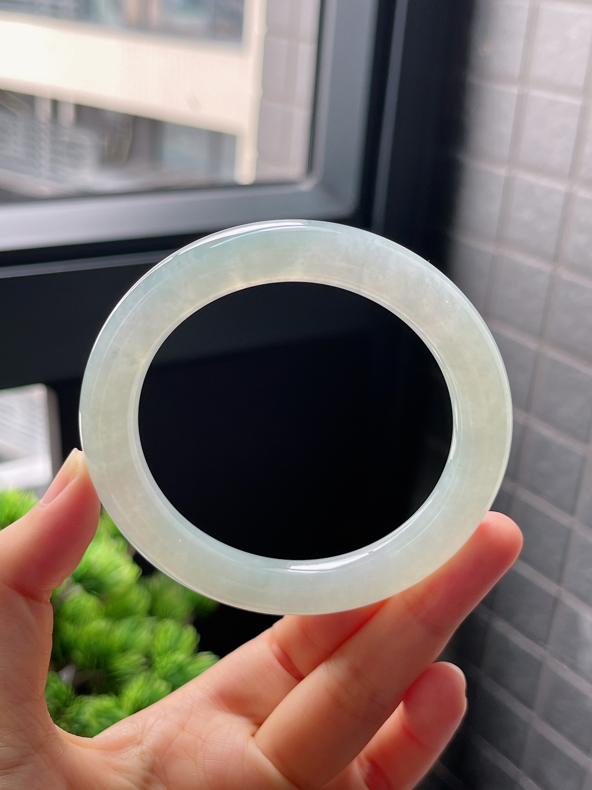 圈口56.8，冰糯种淡绿色翡翠圆条手镯