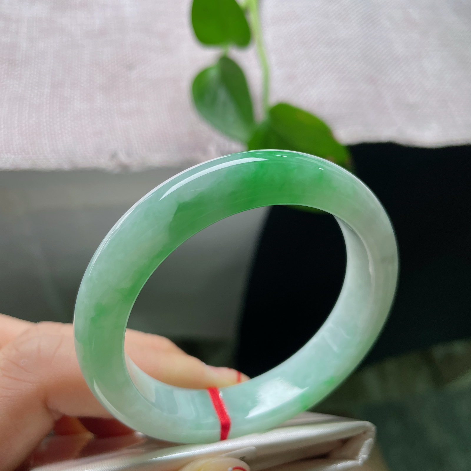 50.8/11.4/7.8，飘阳绿正圈，翠色鲜艳夺目，小手福利，上手贵气，皮纹，ss51279a