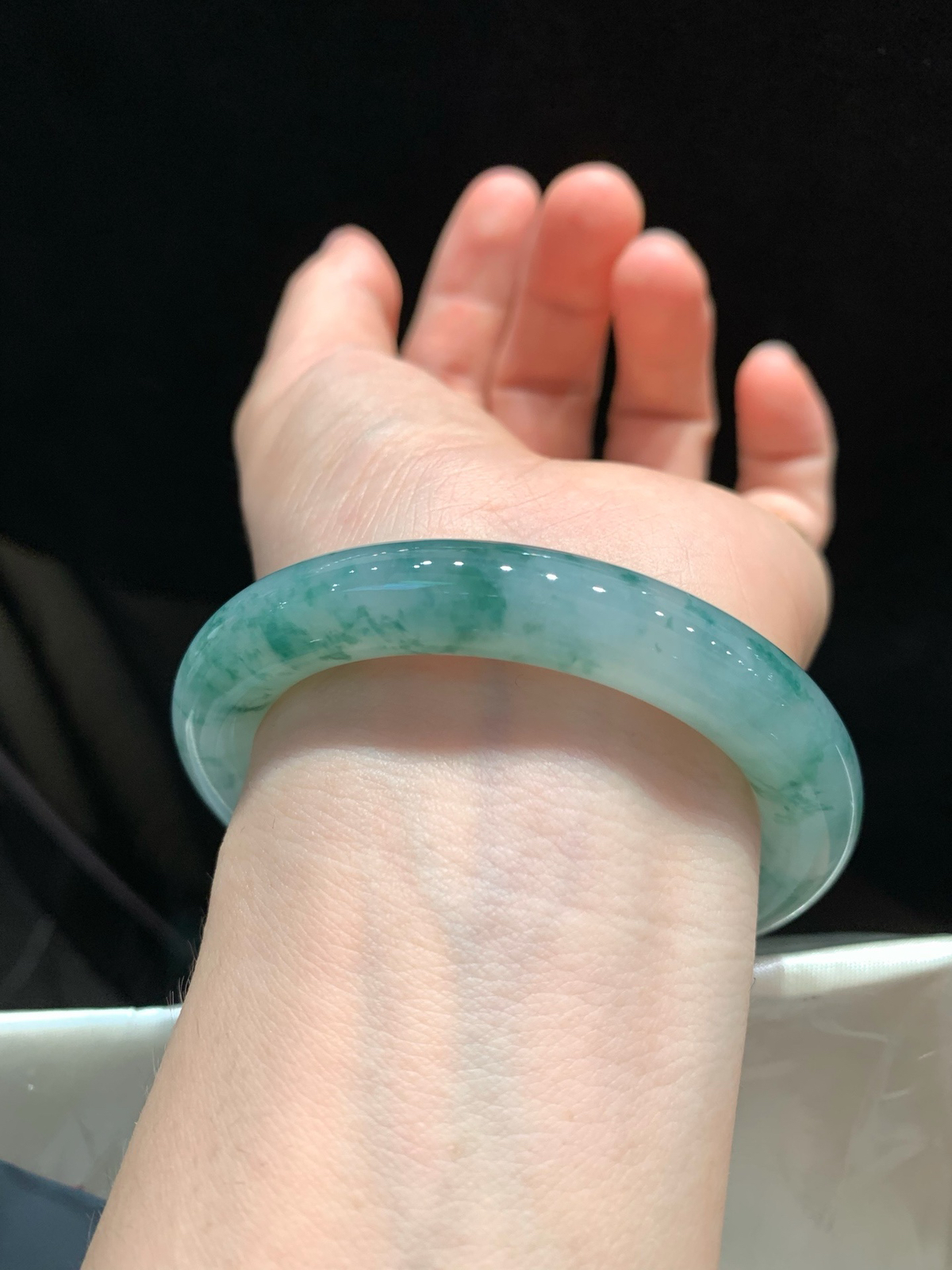 尺寸54.3/10.4，冰飘花圆条手镯
水润细腻