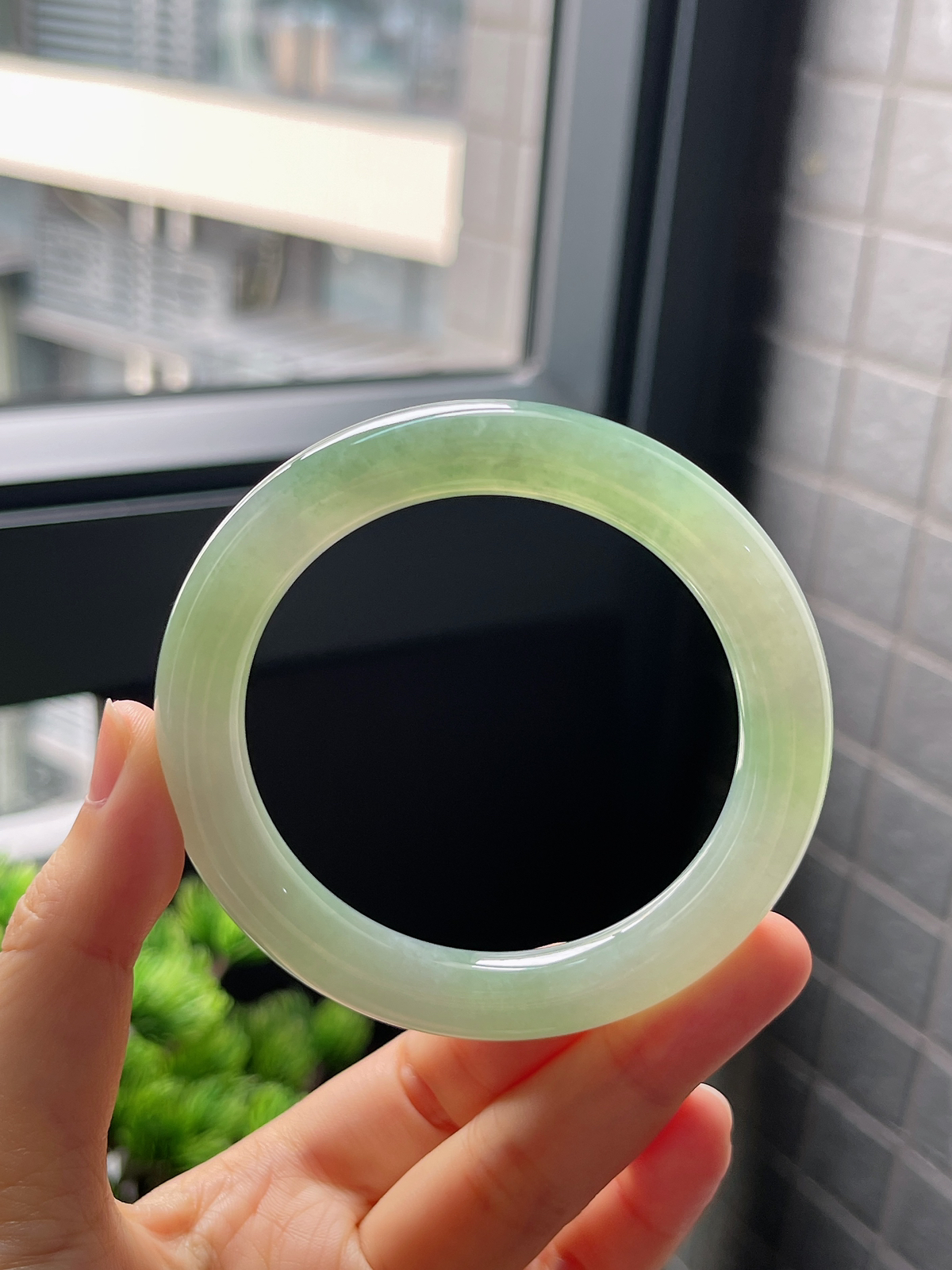 圈口54.5，冰糯种飘花浅绿色翡翠圆条手镯