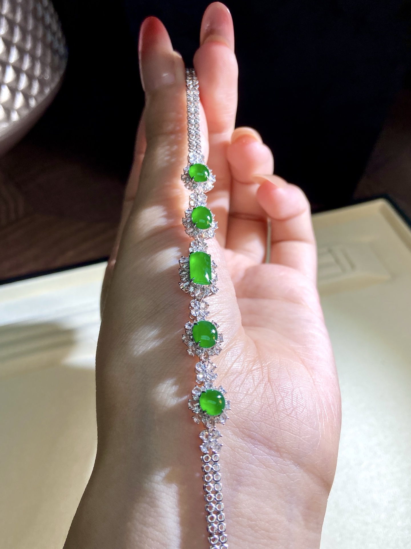 高冰种正阳绿马鞍蛋面手链，蛋面优雅大气 马鞍随形帅气，经典大气的感，质感沉甸甸的超显贵：13.5-9.3-6.7，裸石：9.1-4.9-2.8mm