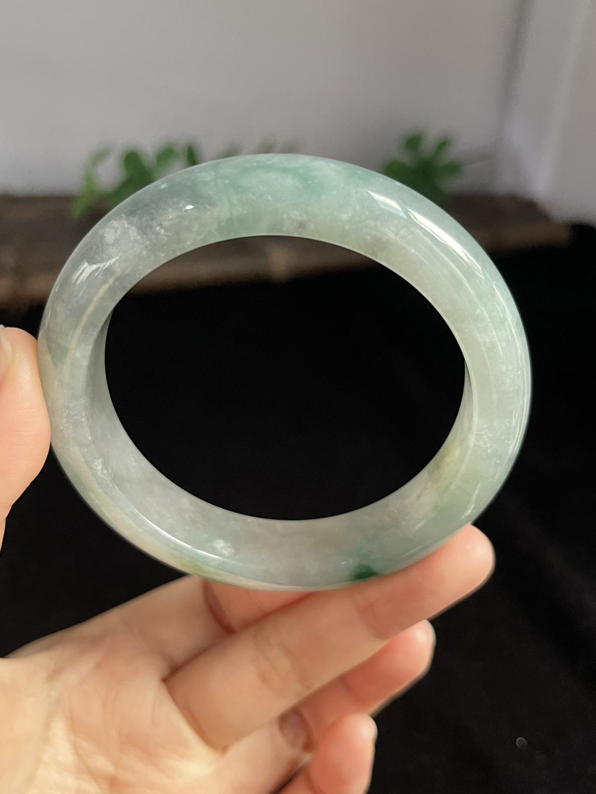 正圈57.6圈口，翡翠冰糯种飘绿手镯