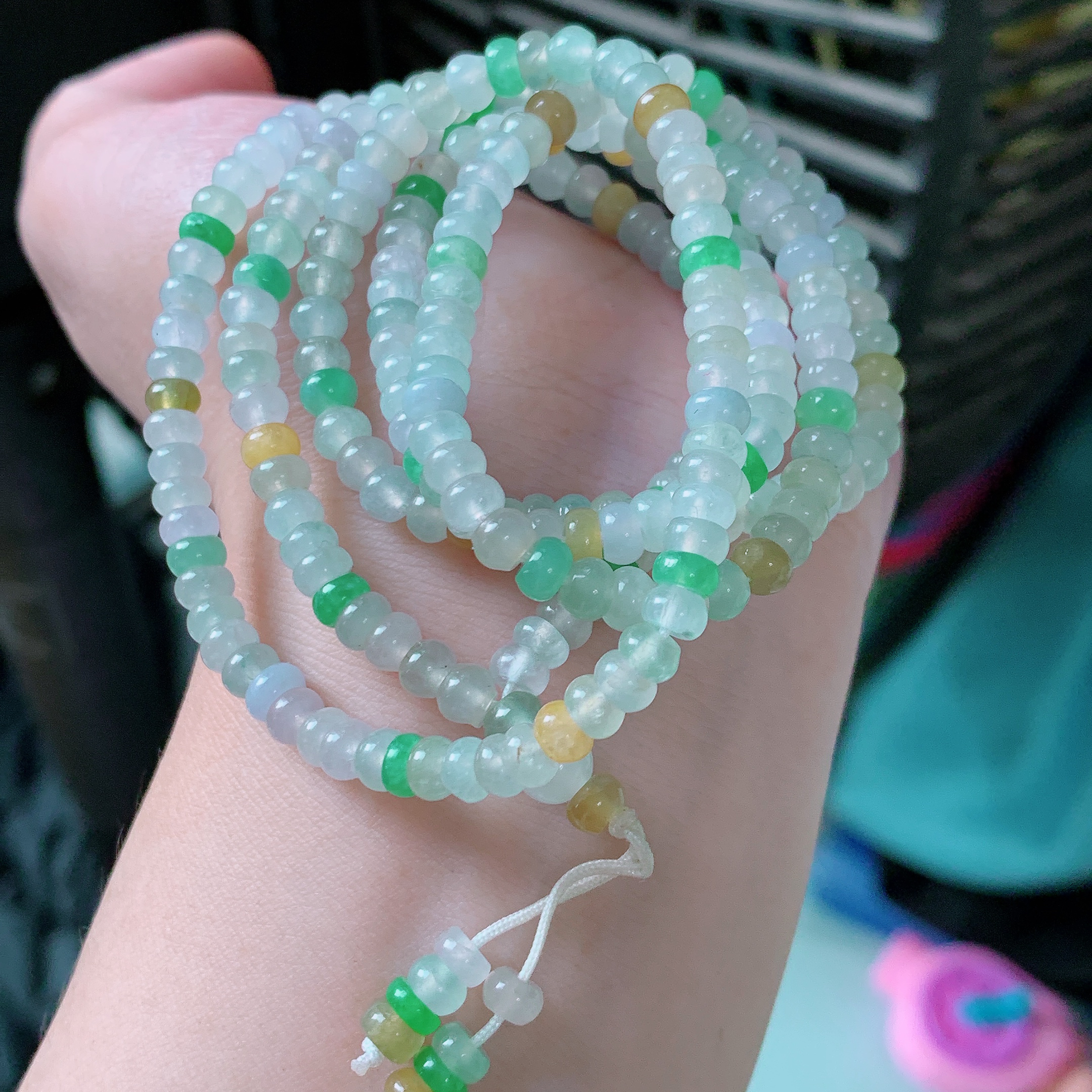 自然光实拍，冰种多彩翡翠项链，款式新颖，佩戴效果时尚出众，尽显气质，玉质细腻，美感十足。#001.1取一尺寸4.6mm