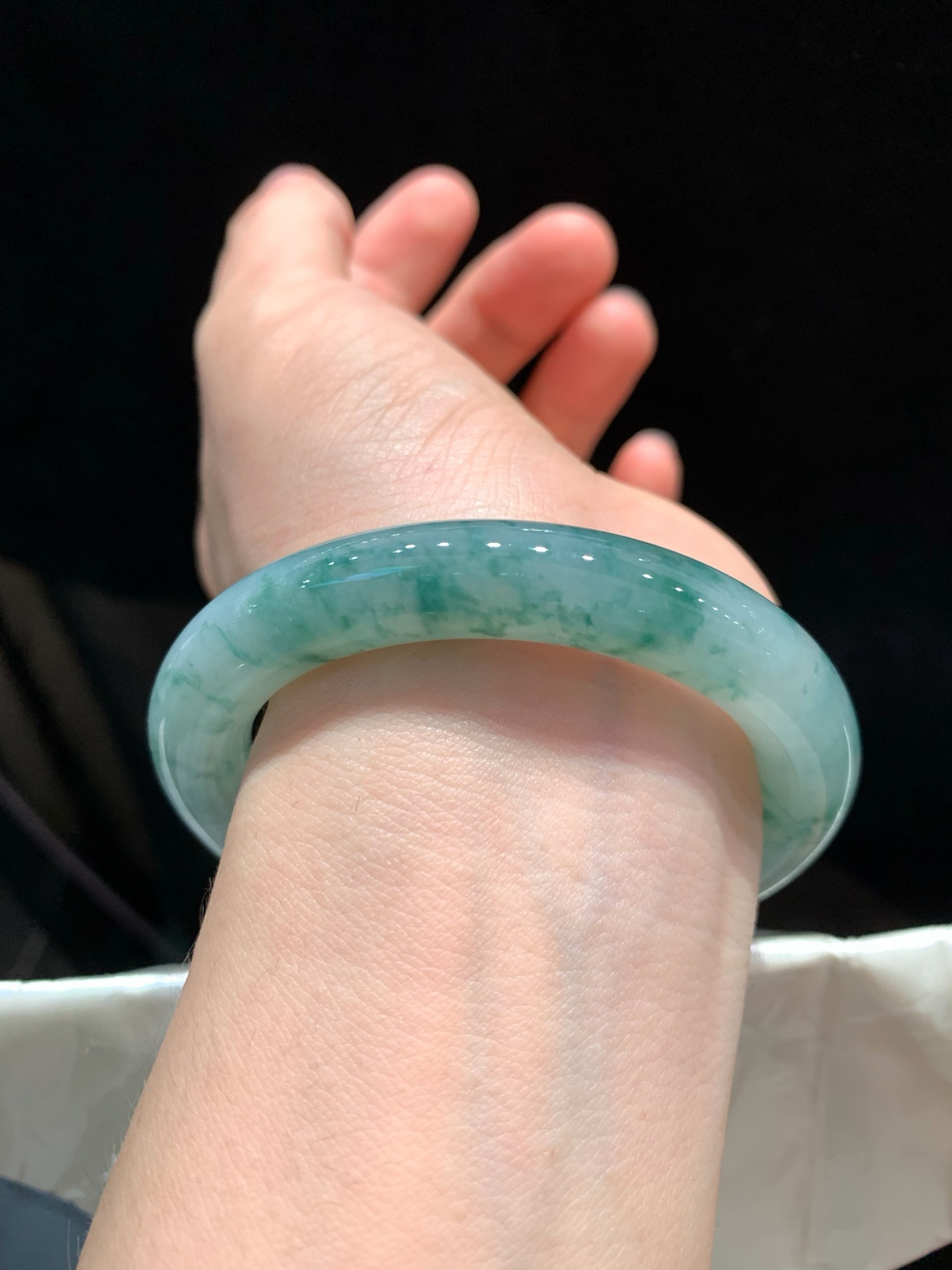 尺寸54.3/10.4，冰飘花圆条手镯
水润细腻