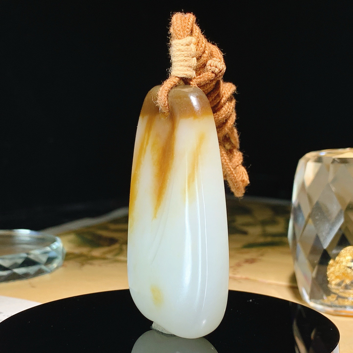 新疆和田玉且末糖羊脂白玉随形挂件 尺寸55/31/11重39.5克，玉质细腻油润 底色纯净 脂粉好，
