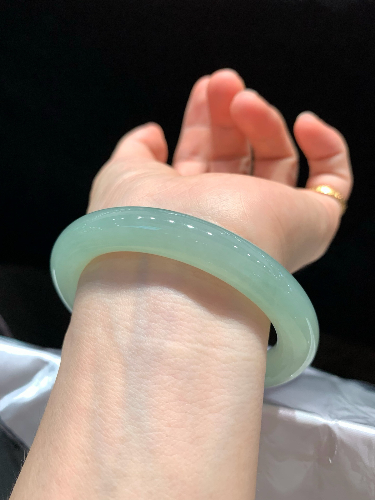 尺寸56.9/10.7，冰晴水圆条手镯
清新甜美 水润细腻