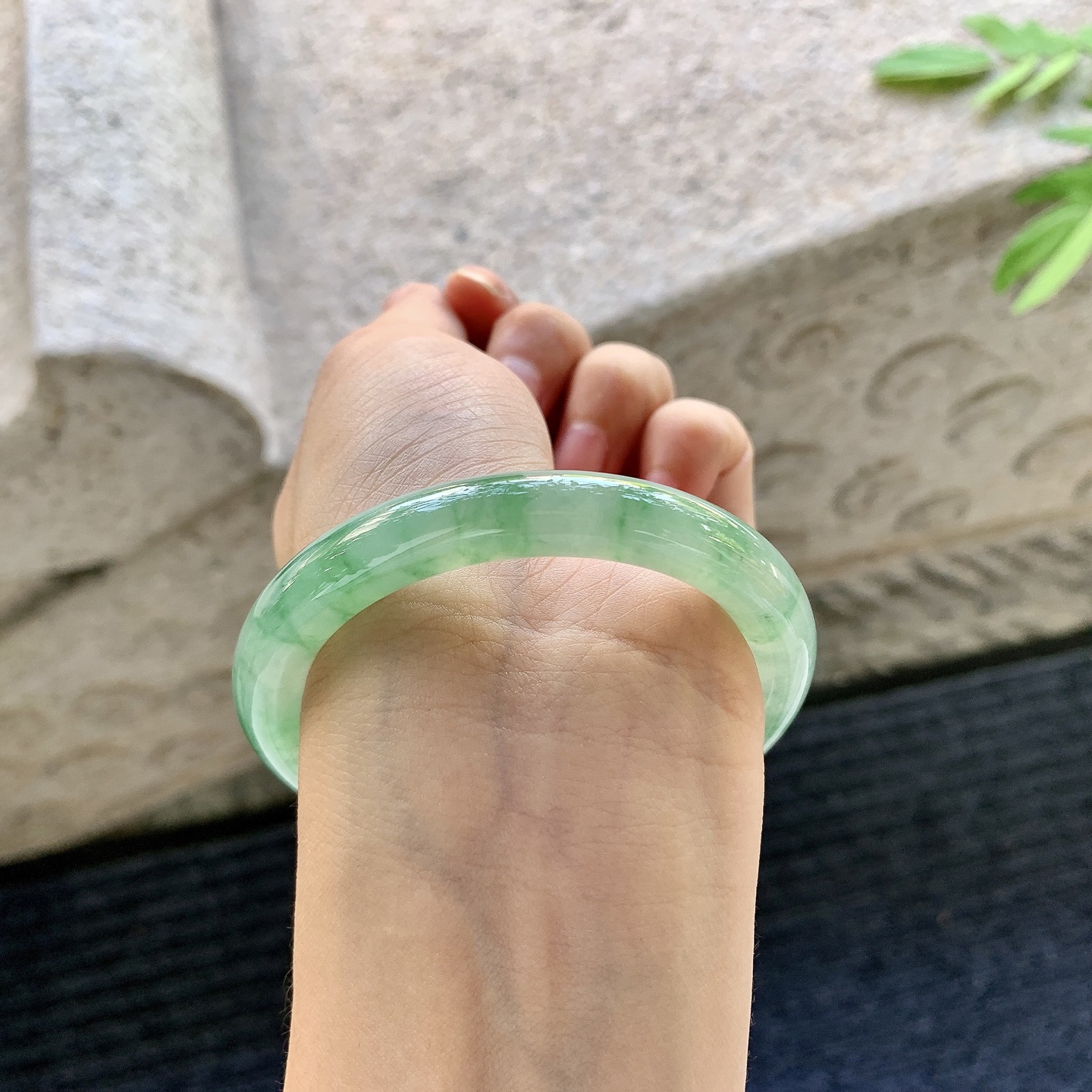 圆条51 52【圈口】52.8/9/8.8【编码】BA070130【描述】冰糯绿花，水润，种老，细腻，打灯有棉线