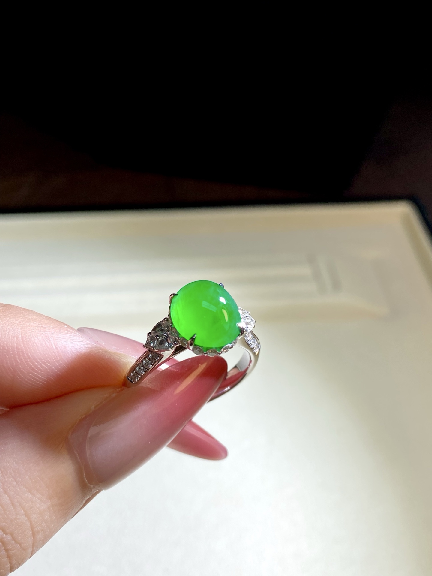 高冰种阳绿蛋面戒指，裸镶，细节之处独具匠心，简约，佩戴上手自信与从容从不需要理由，裸石：10.6-9.2-5.6mm，无裂