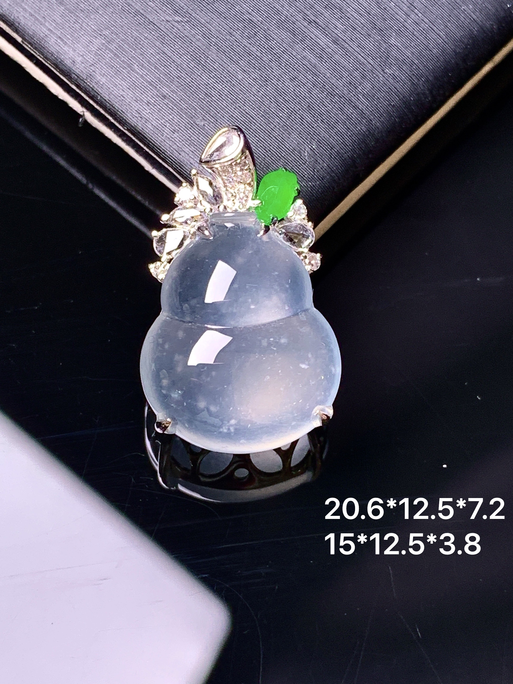 18k金钻镶嵌冰种葫芦吊坠 玉质细腻 色泽艳丽清新 整体尺寸20.6*12.5*7.2 g2