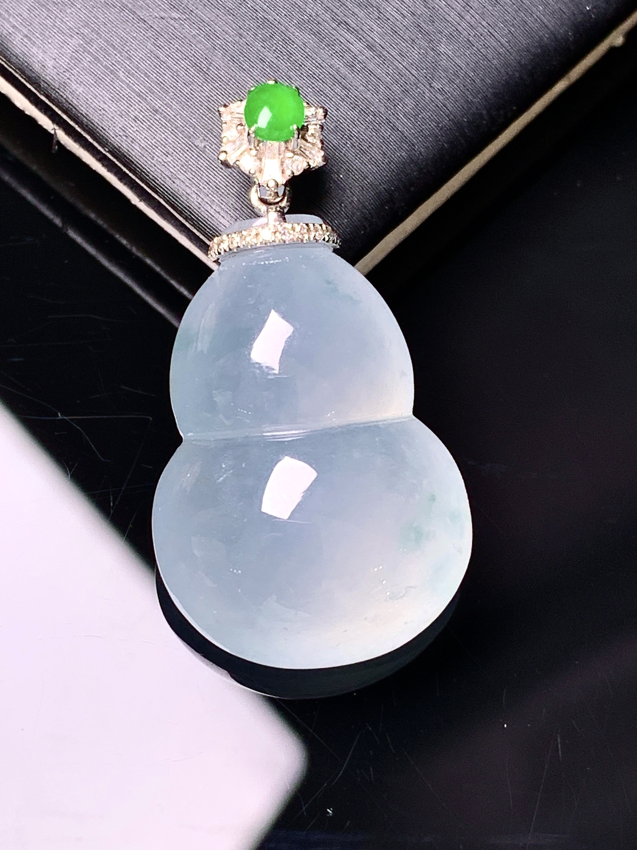 18k金钻镶嵌冰种葫芦吊坠 玉质细腻 色泽艳丽清新 整体尺寸30.8*16.2*8.6 a4